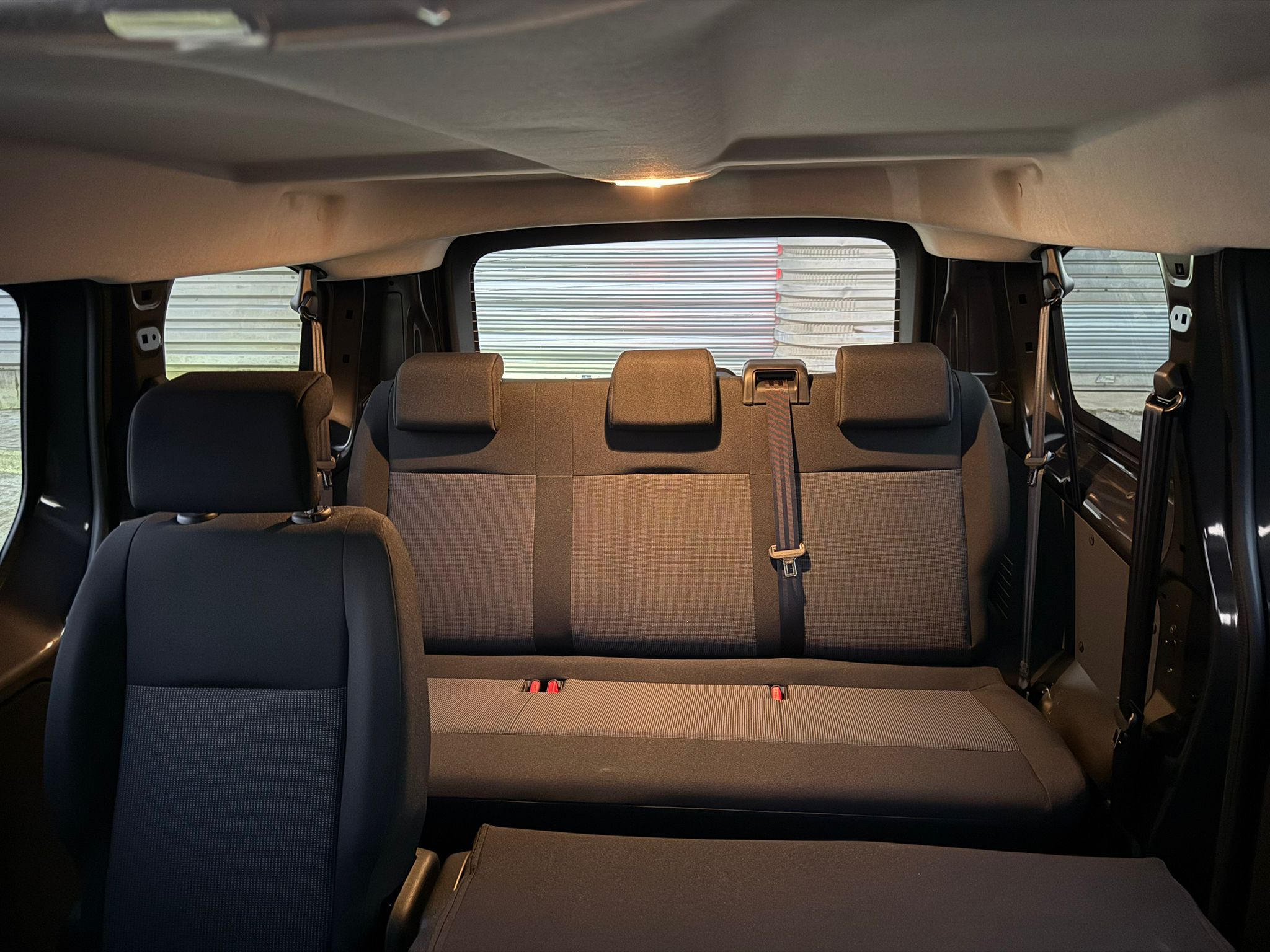 Achat PEUGEOT TRAVELLER COMBI 2.0 HDI 150 CH 9 Places 2026 en France pour importation en Algérie (Neuf). Spécialiste Export -3 ans, CCR, Mujahid chez DJ CAR. Réf z9lxcml