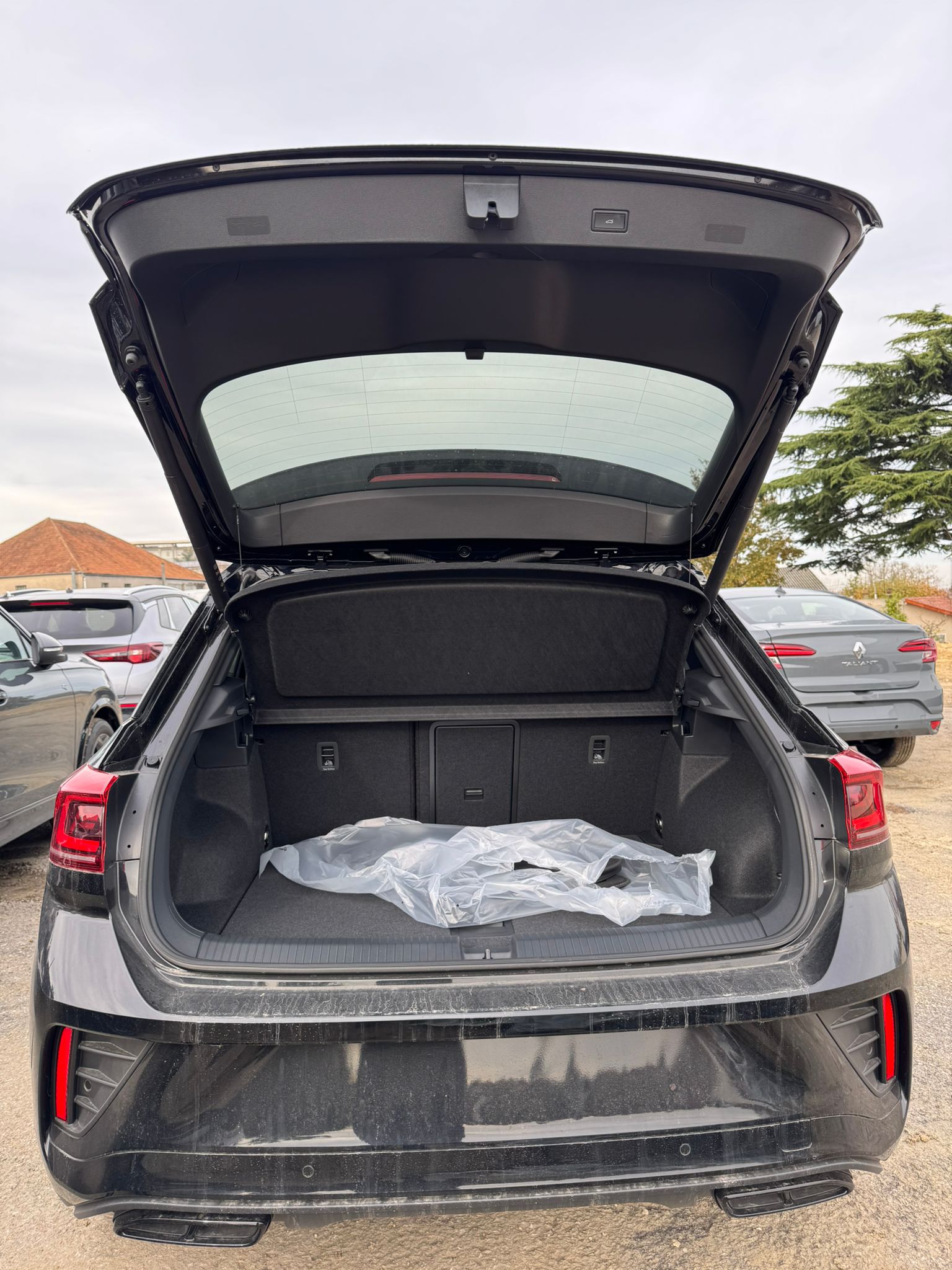 Achat VOLKSWAGEN T-ROC R-LINE 2.0 TDI 150 CH DSG7 AVEC CUIR 2026 en France pour importation en Algérie (Neuf). Spécialiste Export -3 ans, CCR, Mujahid chez DJ CAR. Réf twmjv0afk