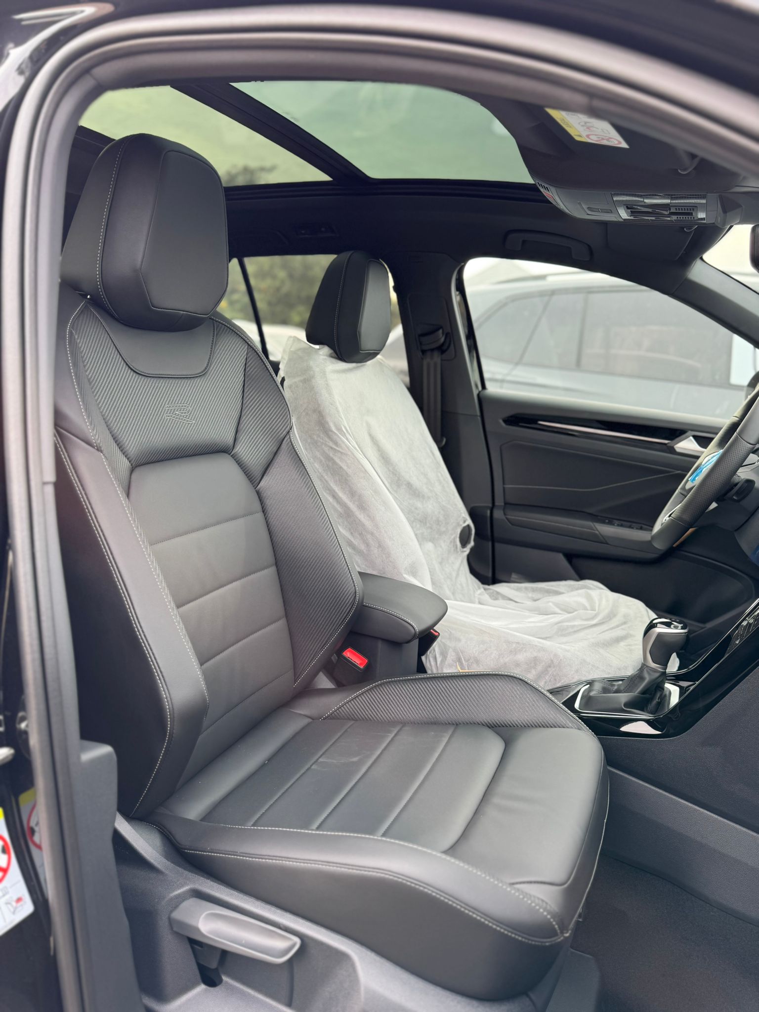 Achat VOLKSWAGEN T-ROC R-LINE 2.0 TDI 150 CH DSG7 AVEC CUIR 2026 en France pour importation en Algérie (Neuf). Spécialiste Export -3 ans, CCR, Mujahid chez DJ CAR. Réf twmjv0afk