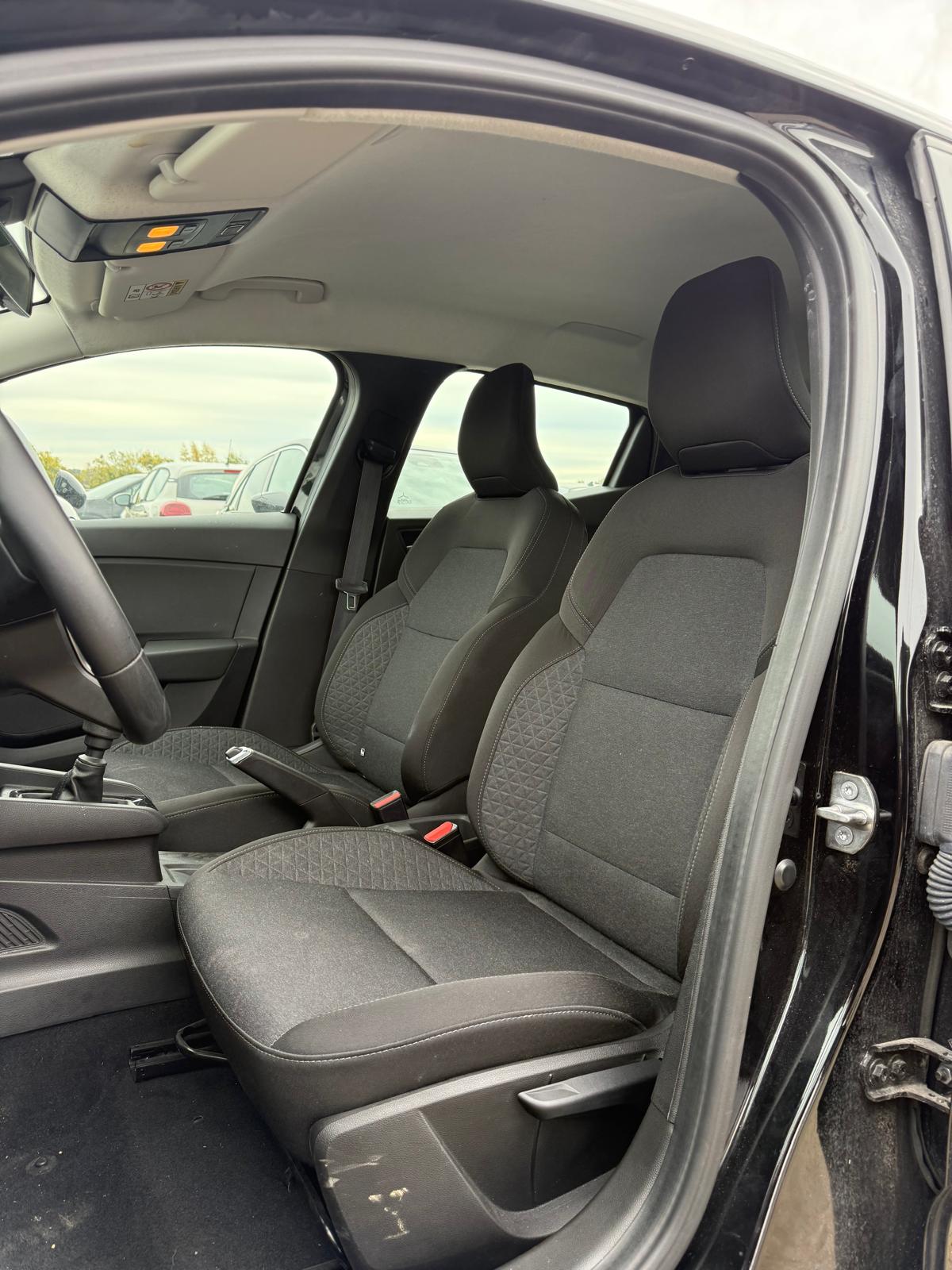 Achat RENAULT CLIO 5 EQUILIBRE 1.0 TCE 90 CH 2023 en France pour importation en Algérie (Occasion). Spécialiste Export -3 ans, CCR, Mujahid chez DJ CAR. Réf 455orat6