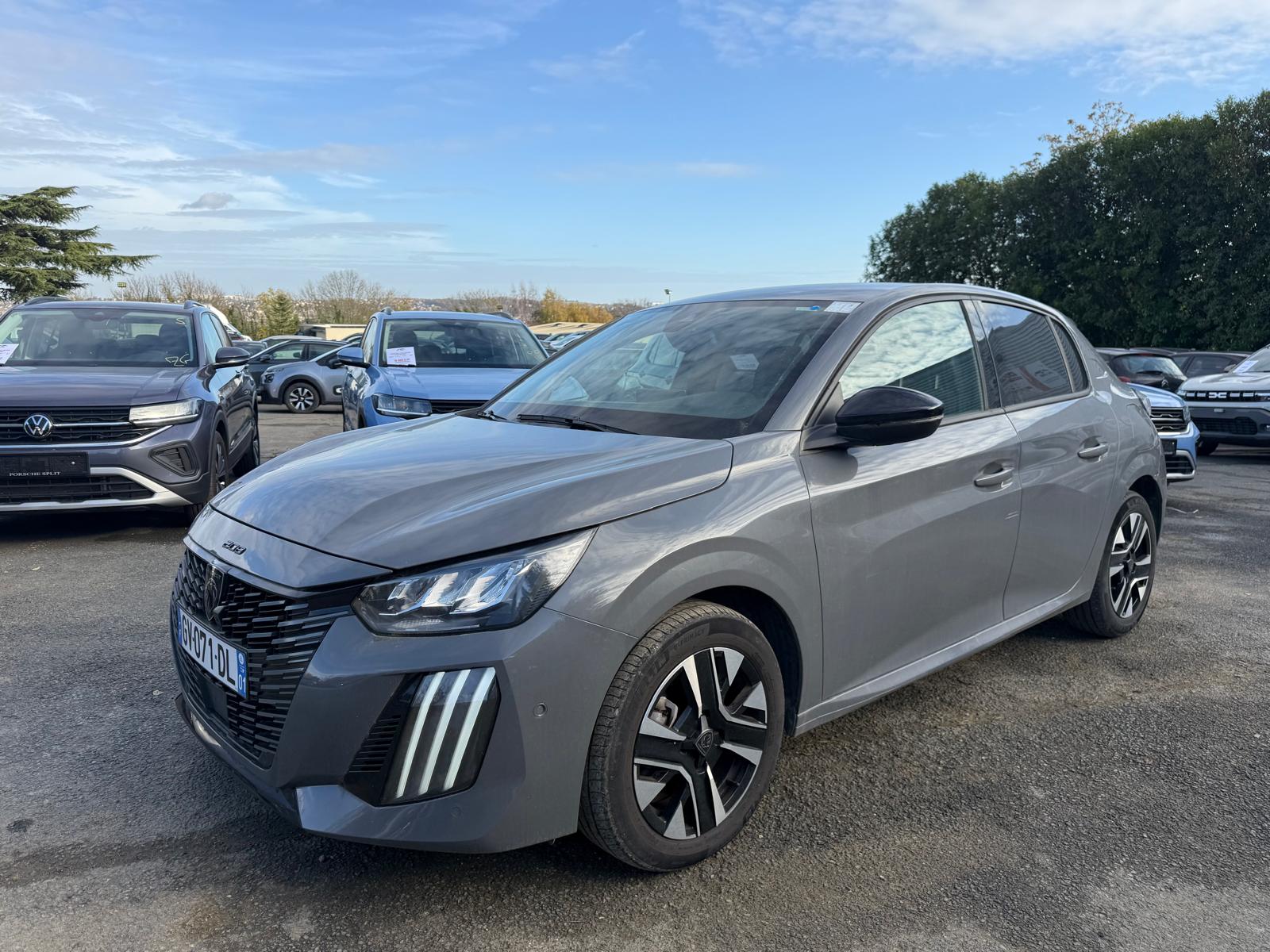 Achat PEUGEOT 208 ALLURE 1.2 PURETECH 100 CH 2024 en France pour importation en Algérie (Occasion). Spécialiste Export -3 ans, CCR, Mujahid chez DJ CAR. Réf 5yhfzw6