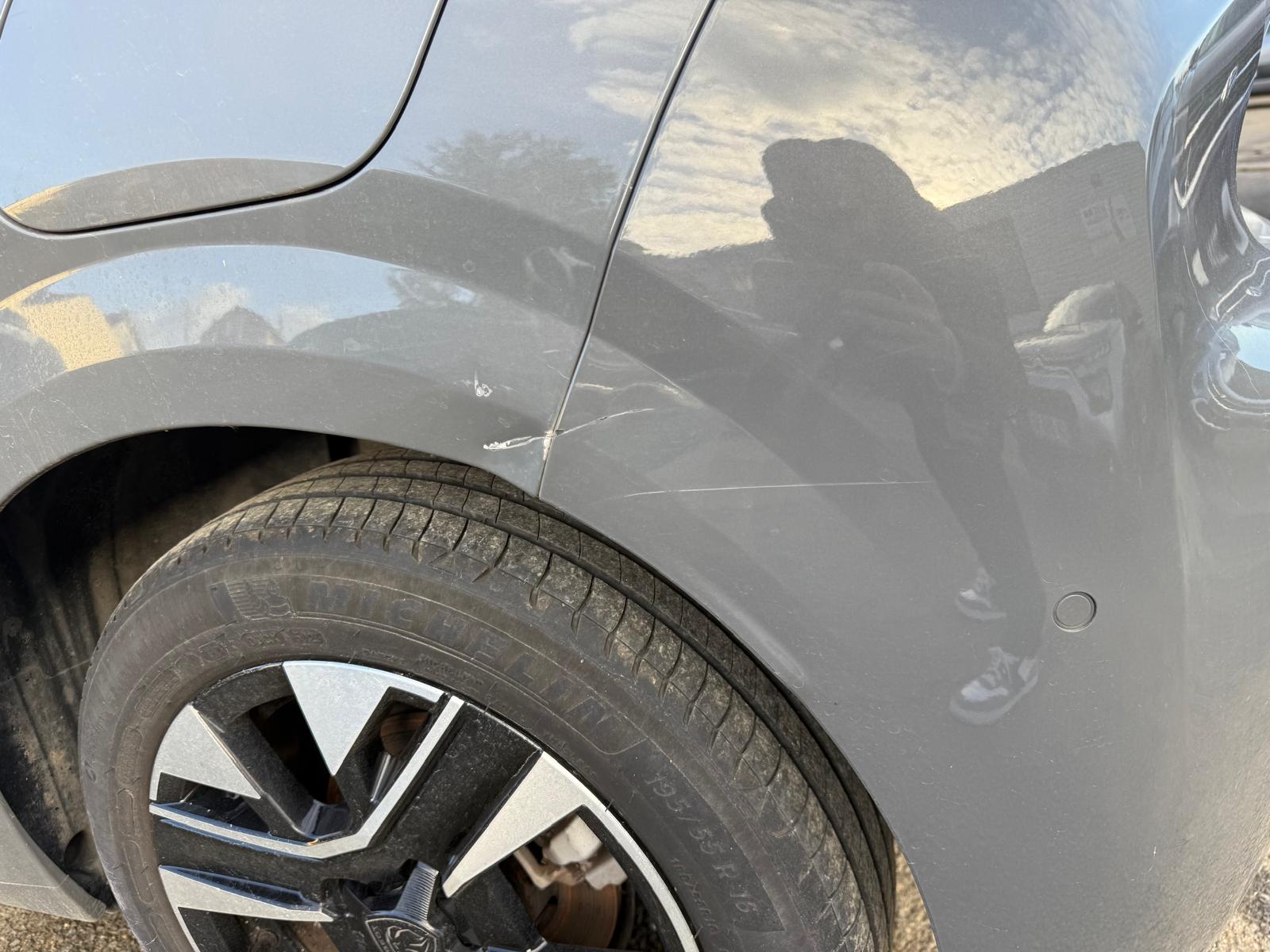 Achat PEUGEOT 208 ALLURE 1.2 PURETECH 100 CH 2024 en France pour importation en Algérie (Occasion). Spécialiste Export -3 ans, CCR, Mujahid chez DJ CAR. Réf 5yhfzw6