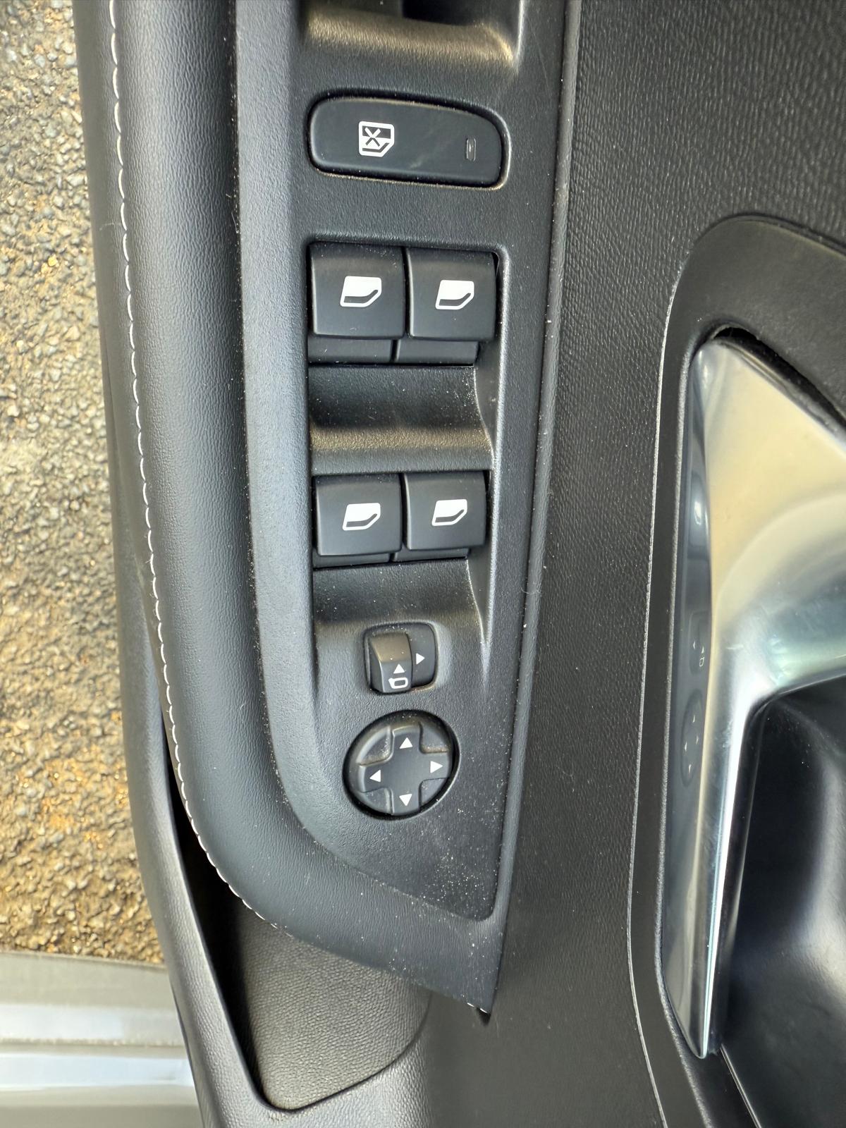 Achat PEUGEOT 208 ALLURE 1.2 PURETECH 100 CH 2024 en France pour importation en Algérie (Occasion). Spécialiste Export -3 ans, CCR, Mujahid chez DJ CAR. Réf 5yhfzw6