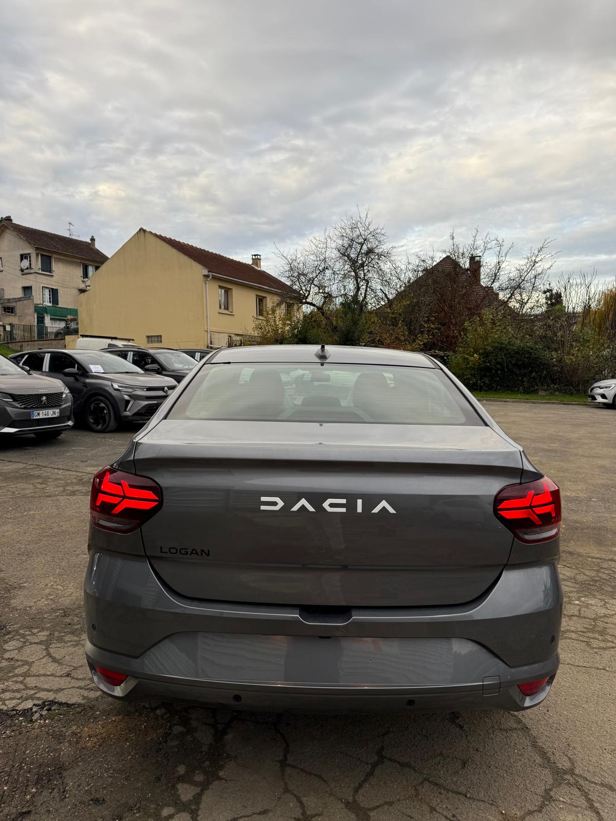Achat DACIA LOGAN EXPRESSION 1.0 TCE 100 CH 2026 en France pour importation en Algérie (Neuf). Spécialiste Export -3 ans, CCR, Mujahid chez DJ CAR. Réf c5atnz1s5