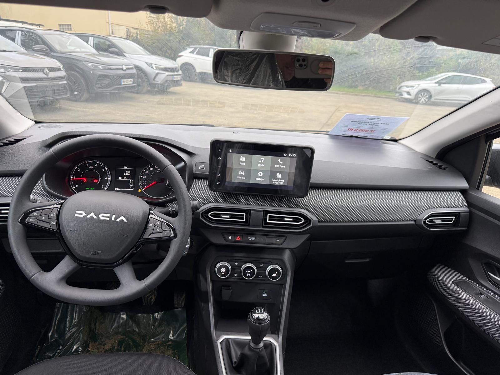 Achat DACIA LOGAN EXPRESSION 1.0 TCE 100 CH 2026 en France pour importation en Algérie (Neuf). Spécialiste Export -3 ans, CCR, Mujahid chez DJ CAR. Réf c5atnz1s5