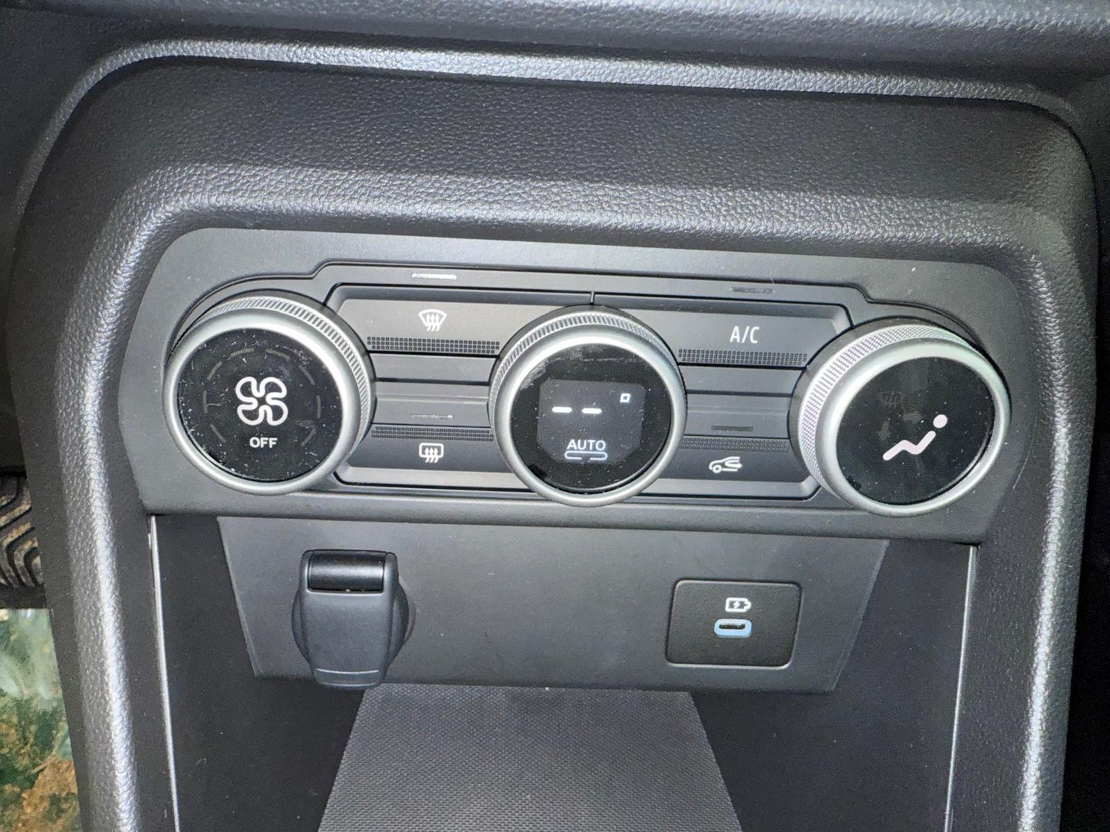 Achat DACIA LOGAN EXPRESSION 1.0 TCE 100 CH 2026 en France pour importation en Algérie (Neuf). Spécialiste Export -3 ans, CCR, Mujahid chez DJ CAR. Réf c5atnz1s5