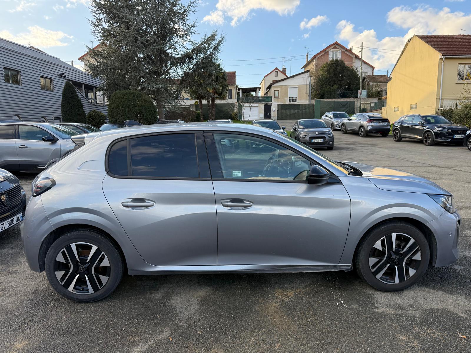 Achat PEUGEOT 208 ALLURE 1.2 PURETECH 100 CH 11/04/2024 en France pour importation en Algérie (Occasion). Spécialiste Export -3 ans, CCR, Mujahid chez DJ CAR. Réf 16gcy0h6z