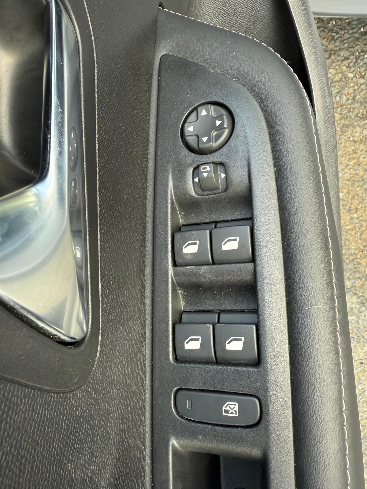 Achat PEUGEOT 208 ALLURE 1.2 PURETECH 100 CH 11/04/2024 en France pour importation en Algérie (Occasion). Spécialiste Export -3 ans, CCR, Mujahid chez DJ CAR. Réf 16gcy0h6z