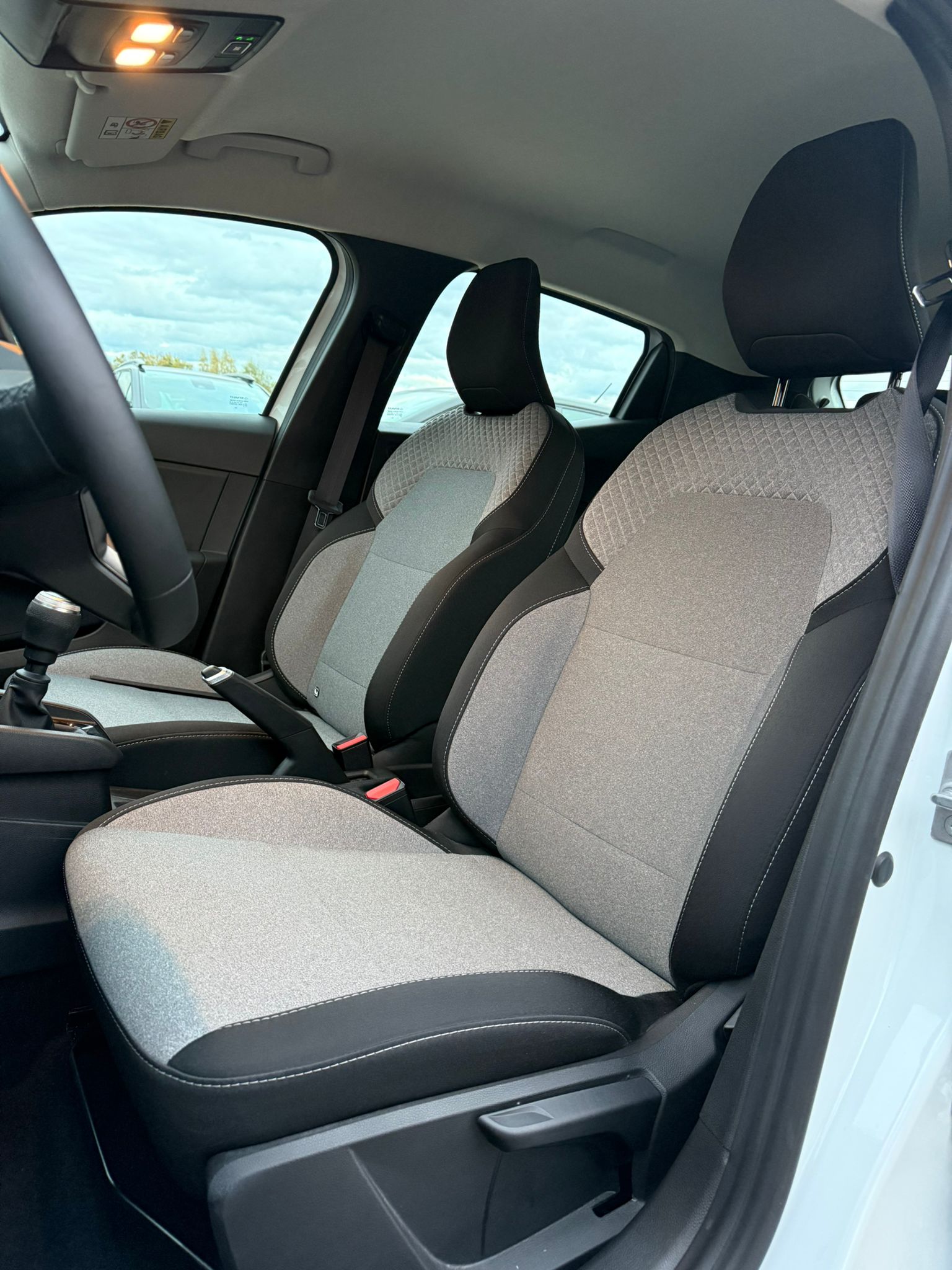 Achat RENAULT CLIO 5 EVOLUTION 1.0 TCE 90 CH 12/05/2025 en France pour importation en Algérie (Occasion). Spécialiste Export -3 ans, CCR, Mujahid chez DJ CAR. Réf 76ssq2