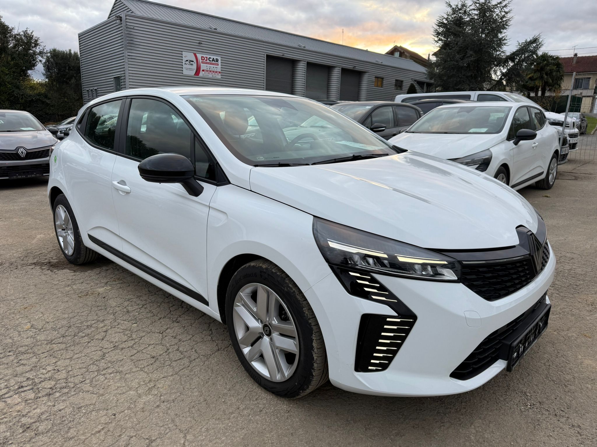 Achat RENAULT CLIO 5 EVOLUTION 1.0 TCE 90 CH 12/05/2025 en France pour importation en Algérie (Occasion). Spécialiste Export -3 ans, CCR, Mujahid chez DJ CAR. Réf 76ssq2
