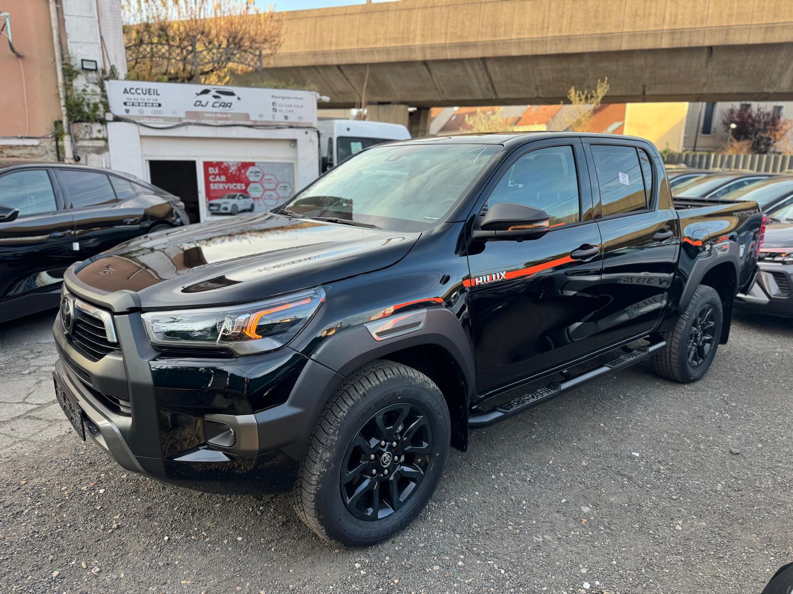 Achat TOYOTA HILUX DOUBLE CABINE INVINCIBLE 2.8 D-AD 204 HP 2026 en France pour importation en Algérie (Neuf). Spécialiste Export -3 ans, CCR, Mujahid chez DJ CAR. Réf wydahrhyh