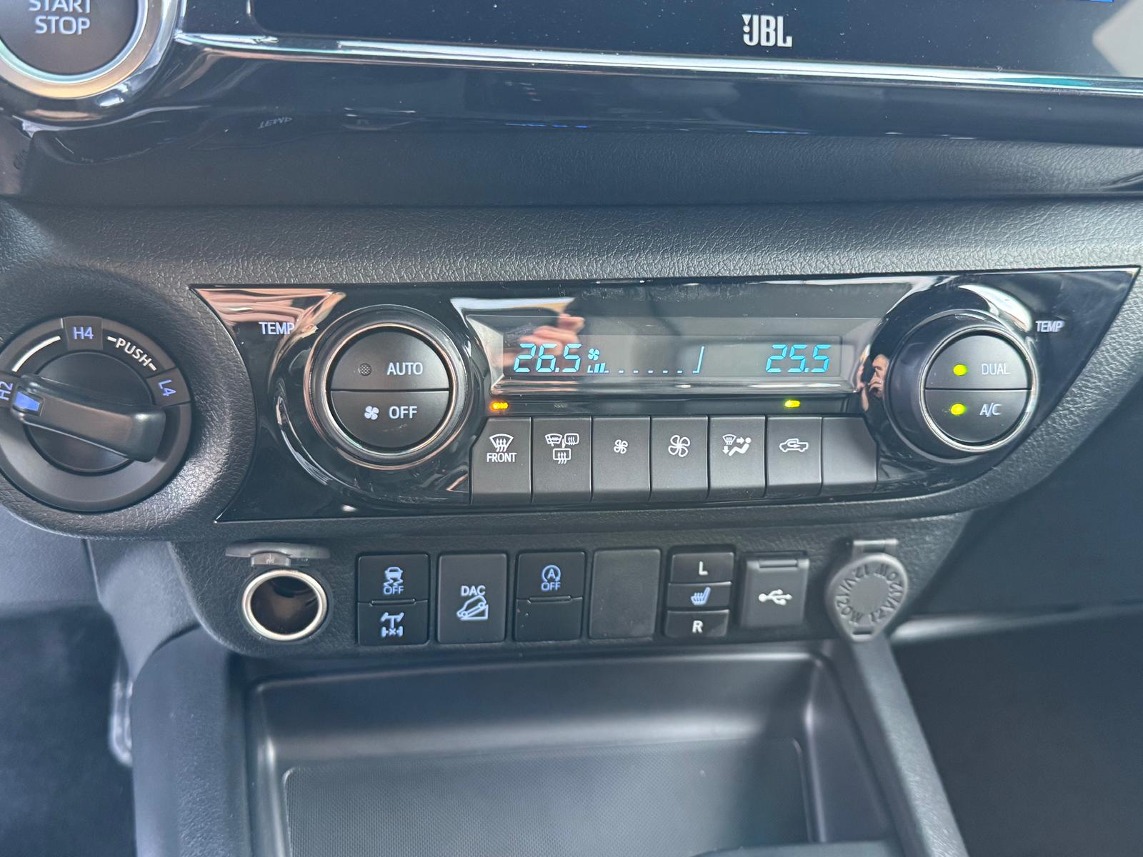 Achat TOYOTA HILUX DOUBLE CABINE INVINCIBLE 2.8 D-AD 204 HP 2026 en France pour importation en Algérie (Neuf). Spécialiste Export -3 ans, CCR, Mujahid chez DJ CAR. Réf wydahrhyh