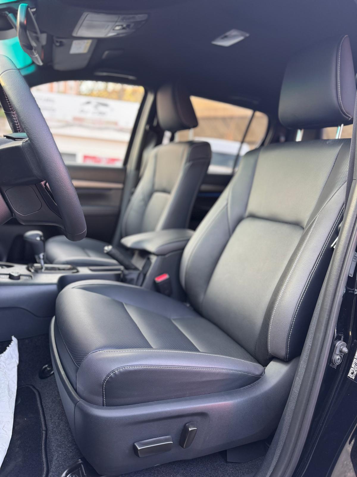 Achat TOYOTA HILUX DOUBLE CABINE INVINCIBLE 2.8 D-AD 204 HP 2026 en France pour importation en Algérie (Neuf). Spécialiste Export -3 ans, CCR, Mujahid chez DJ CAR. Réf wydahrhyh