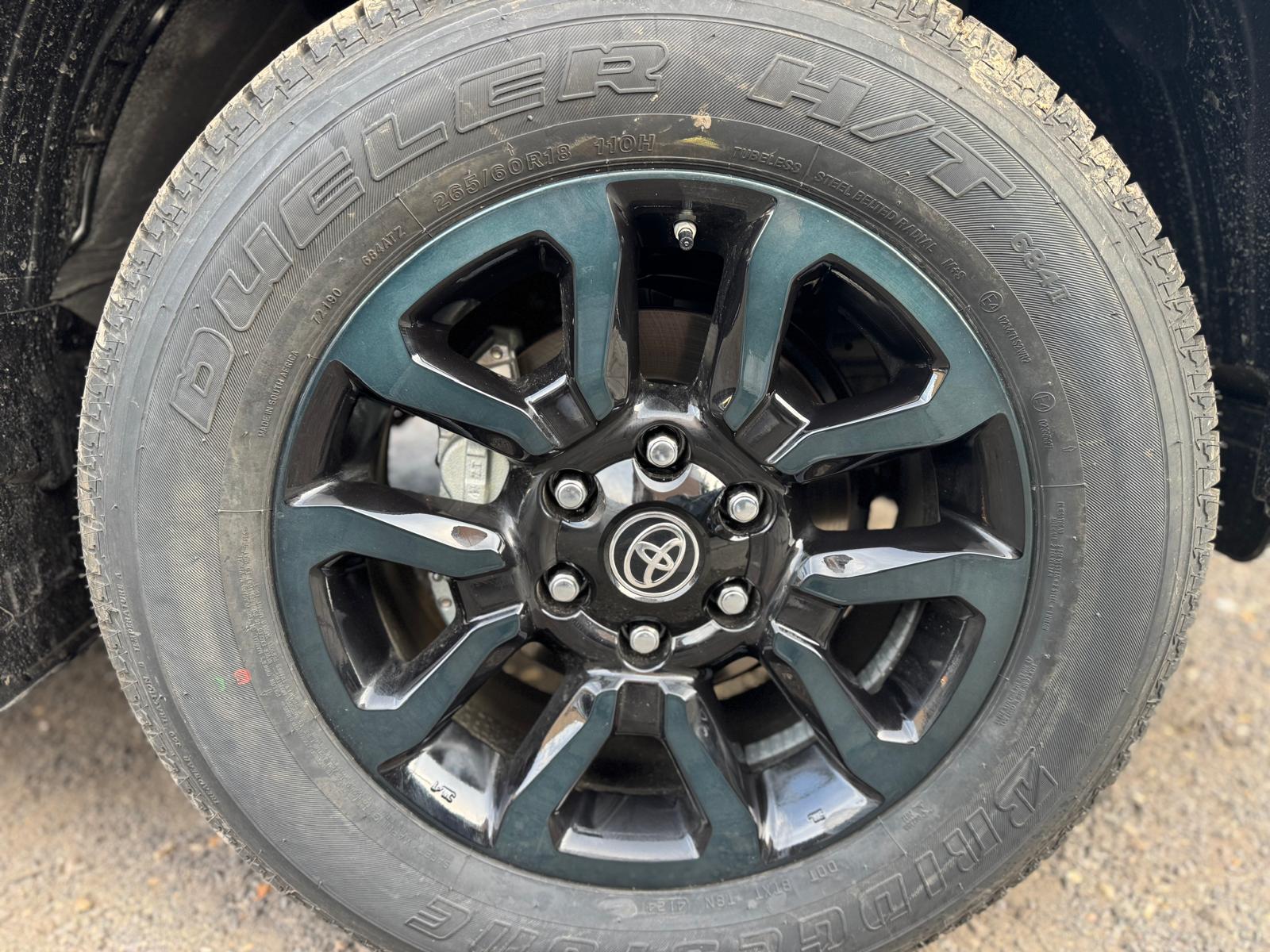 Achat TOYOTA HILUX DOUBLE CABINE INVINCIBLE 2.8 D-AD 204 HP 2026 en France pour importation en Algérie (Neuf). Spécialiste Export -3 ans, CCR, Mujahid chez DJ CAR. Réf wydahrhyh