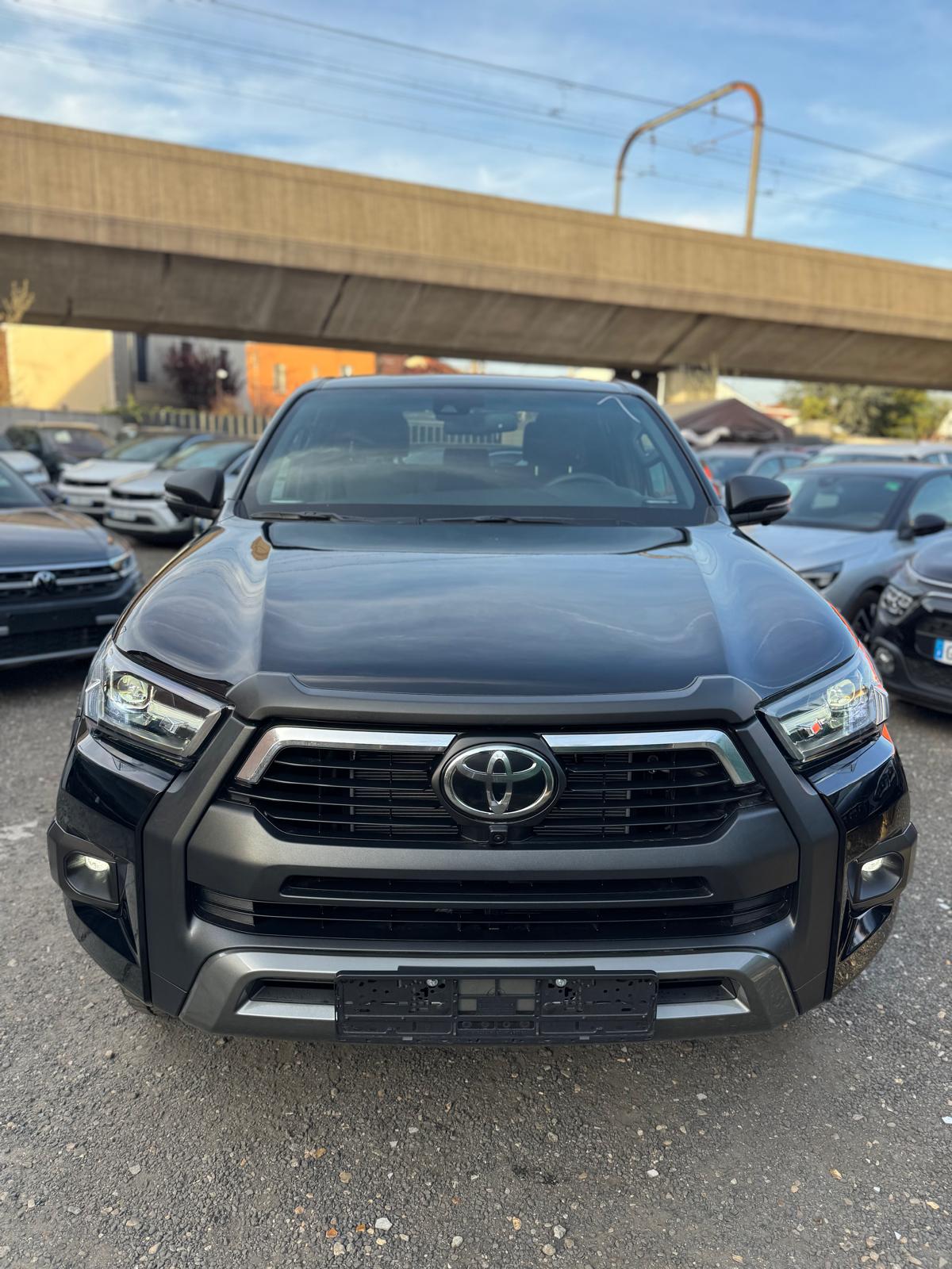 Achat TOYOTA HILUX DOUBLE CABINE INVINCIBLE 2.8 D-AD 204 HP 2026 en France pour importation en Algérie (Neuf). Spécialiste Export -3 ans, CCR, Mujahid chez DJ CAR. Réf wydahrhyh