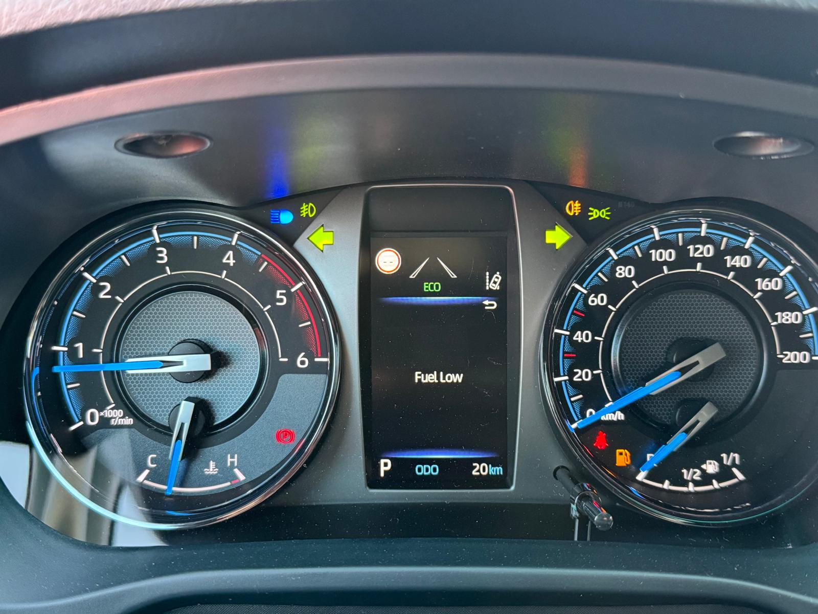 Achat TOYOTA HILUX DOUBLE CABINE INVINCIBLE 2.8 D-AD 204 HP 2026 en France pour importation en Algérie (Neuf). Spécialiste Export -3 ans, CCR, Mujahid chez DJ CAR. Réf wydahrhyh