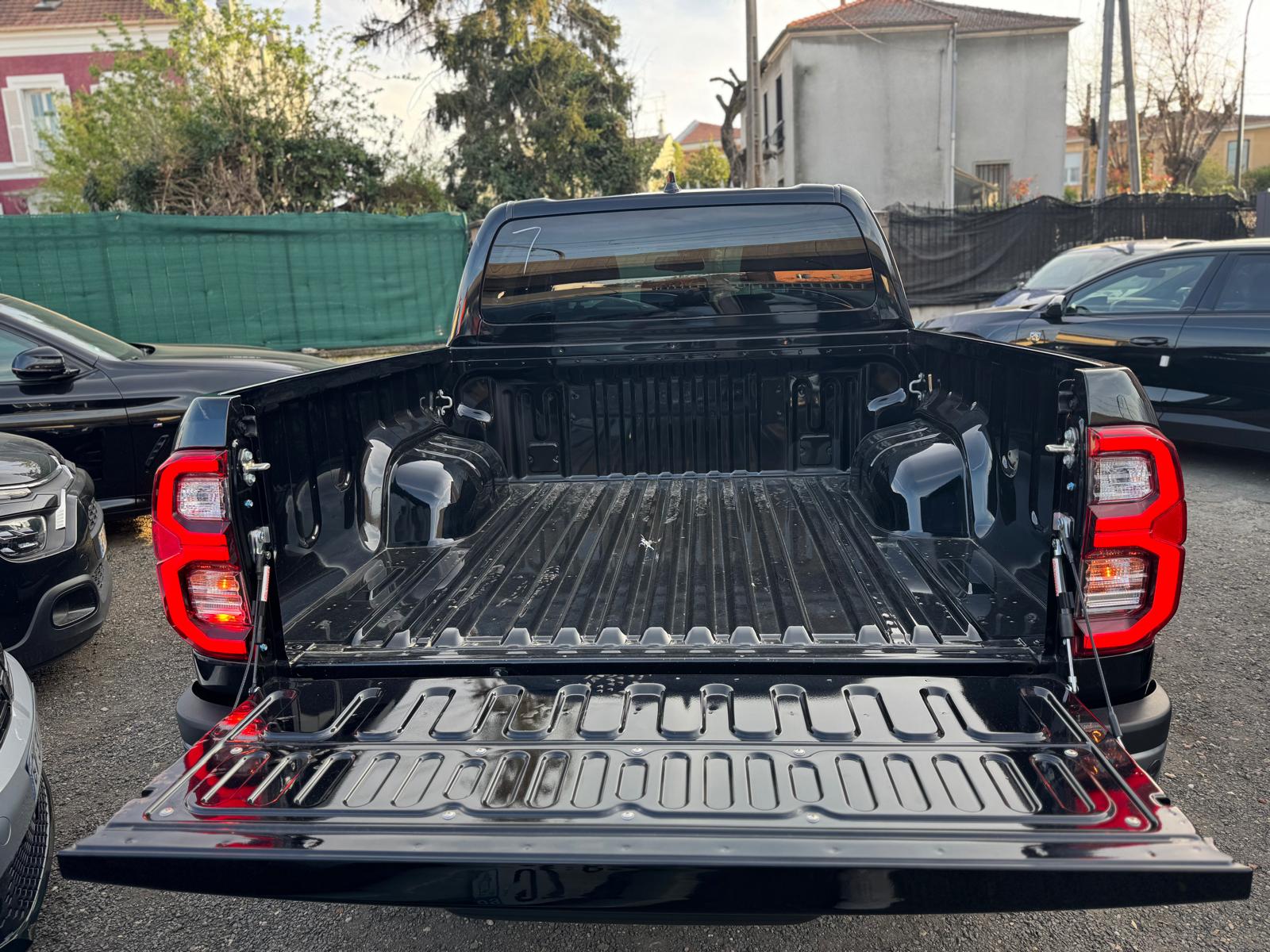 Achat TOYOTA HILUX DOUBLE CABINE INVINCIBLE 2.8 D-AD 204 HP 2026 en France pour importation en Algérie (Neuf). Spécialiste Export -3 ans, CCR, Mujahid chez DJ CAR. Réf wydahrhyh