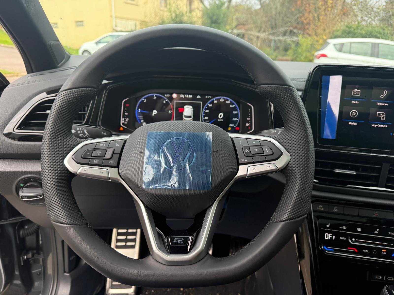 Achat VOLKSWAGEN T-ROC R-LINE 2.0 TDI 150 CH DSG7 AVEC CUIR 2026 en France pour importation en Algérie (Neuf). Spécialiste Export -3 ans, CCR, Mujahid chez DJ CAR. Réf 5ojsgku