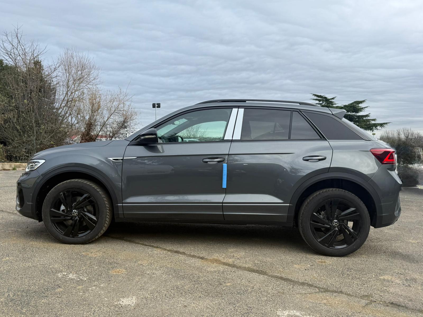 Achat VOLKSWAGEN T-ROC R-LINE 2.0 TDI 150 CH DSG7 AVEC CUIR 2026 en France pour importation en Algérie (Neuf). Spécialiste Export -3 ans, CCR, Mujahid chez DJ CAR. Réf 5ojsgku