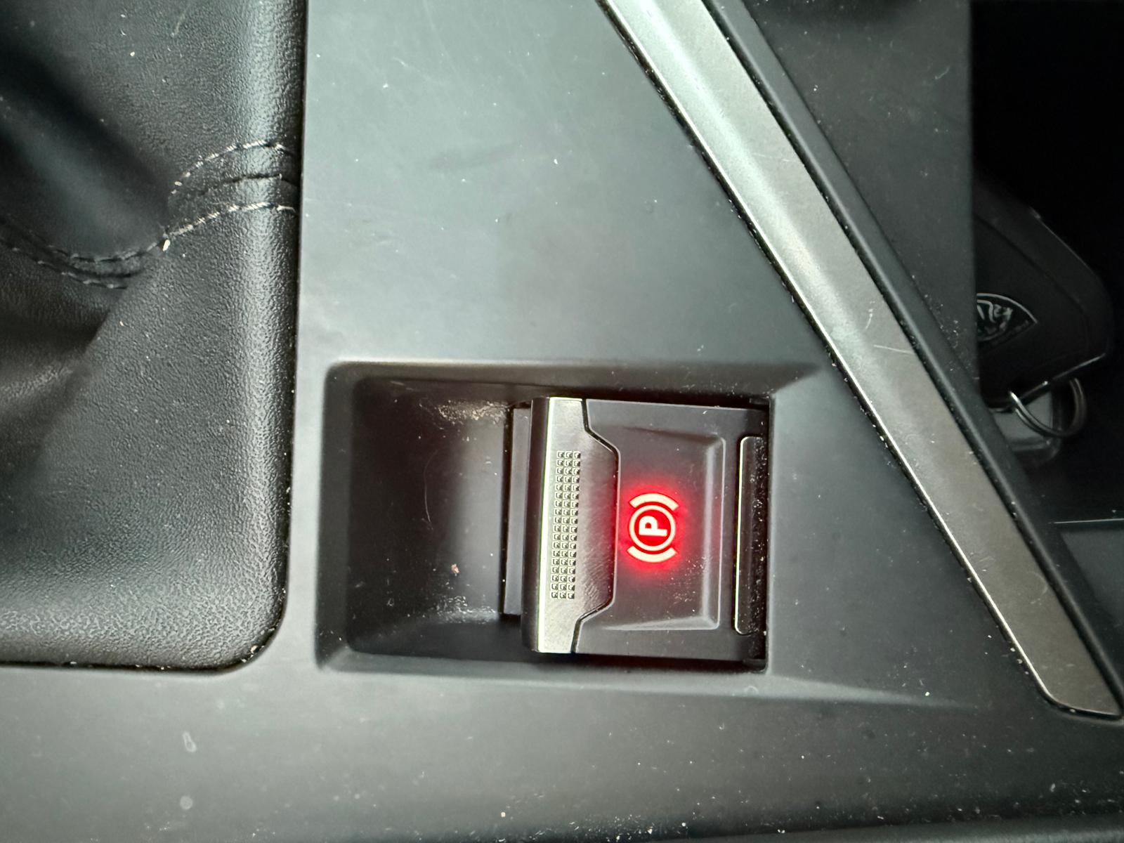 Achat PEUGEOT 308 ALLURE PACK 1.2 PURETECH 130CH 21/11/2023 en France pour importation en Algérie (Occasion). Spécialiste Export -3 ans, CCR, Mujahid chez DJ CAR. Réf ibmc9r504