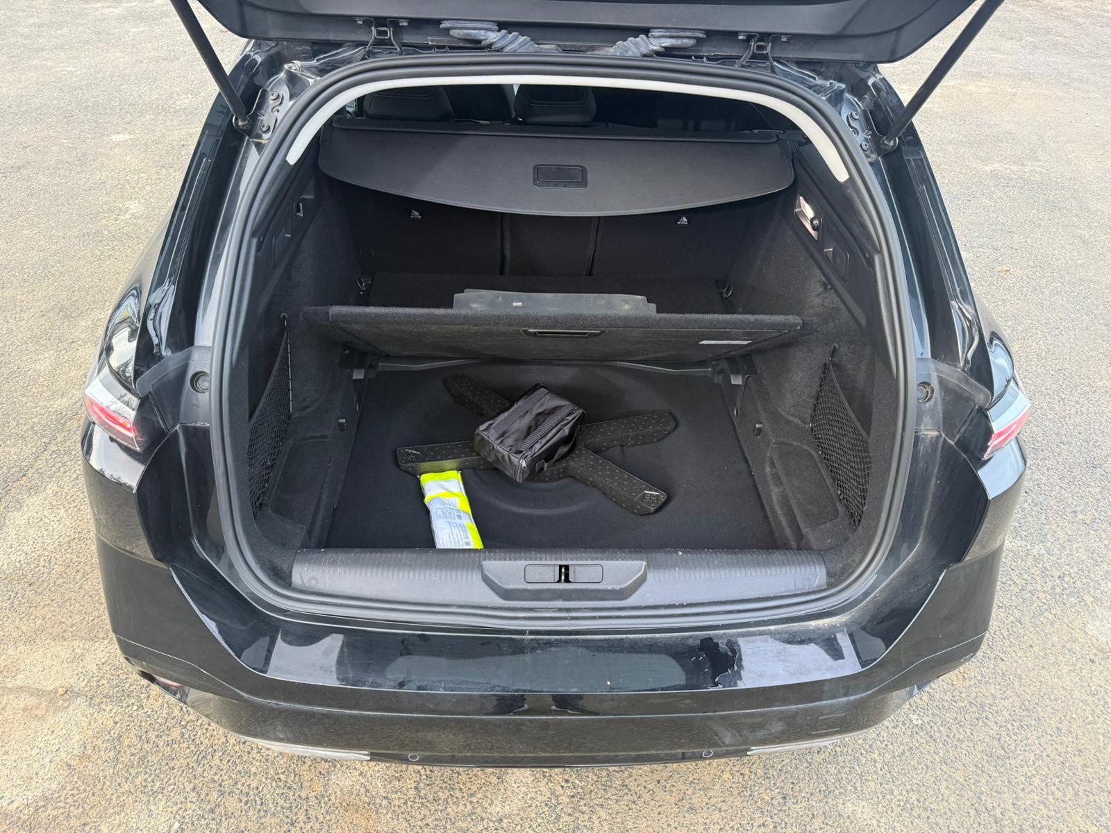 Achat PEUGEOT	308 SW 1.2 PureTech 130ch ALLURE PACK EAT8 30/05/2023 en France pour importation en Algérie (Occasion). Spécialiste Export -3 ans, CCR, Mujahid chez DJ CAR. Réf 2h5qnjnk9