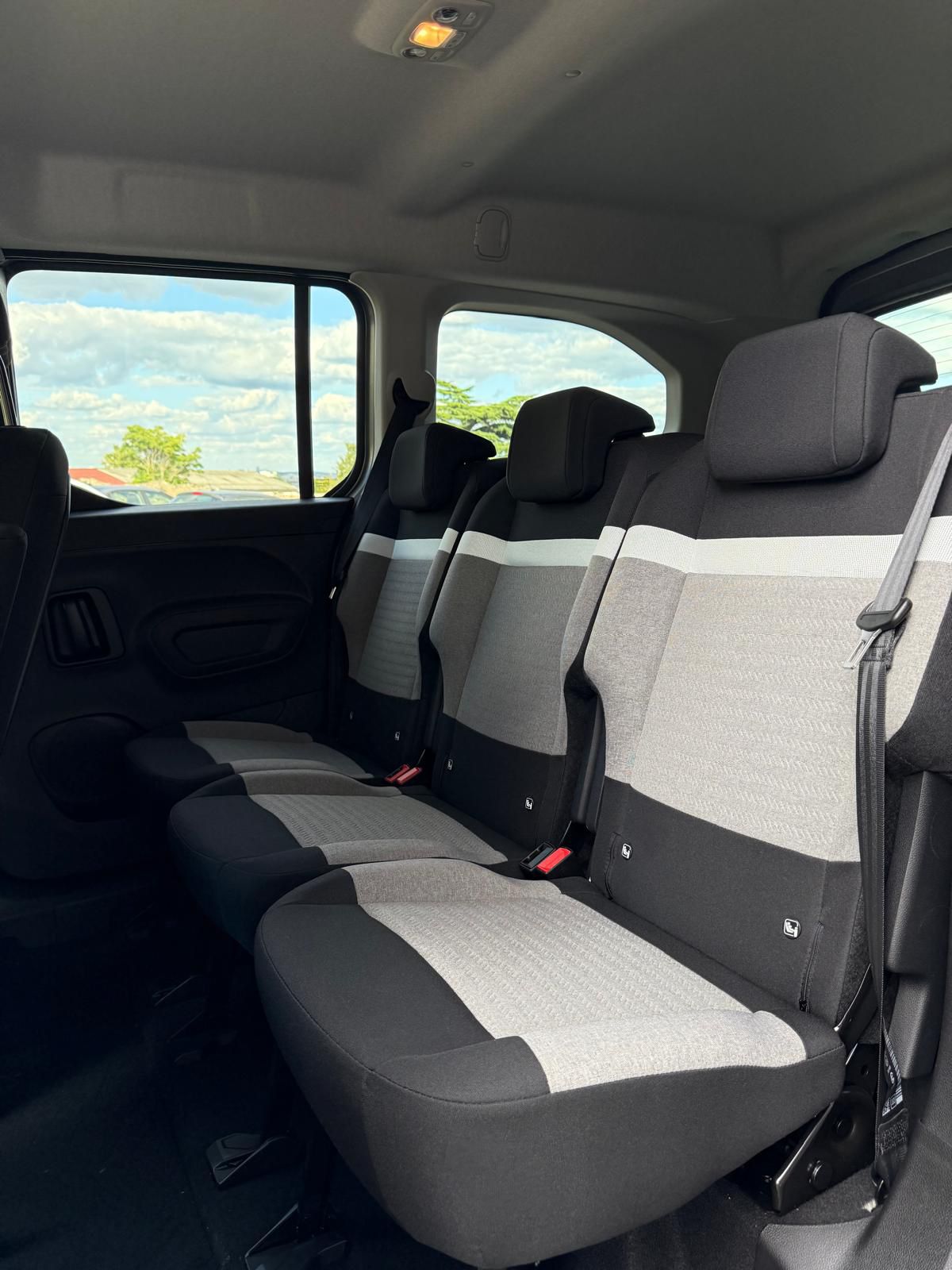 Achat CITROEN BERLINGO PLUS 7 PLACES NEW 1.6 HDI 92 CH 2026 en France pour importation en Algérie (Neuf). Spécialiste Export -3 ans, CCR, Mujahid chez DJ CAR. Réf 455qr5me