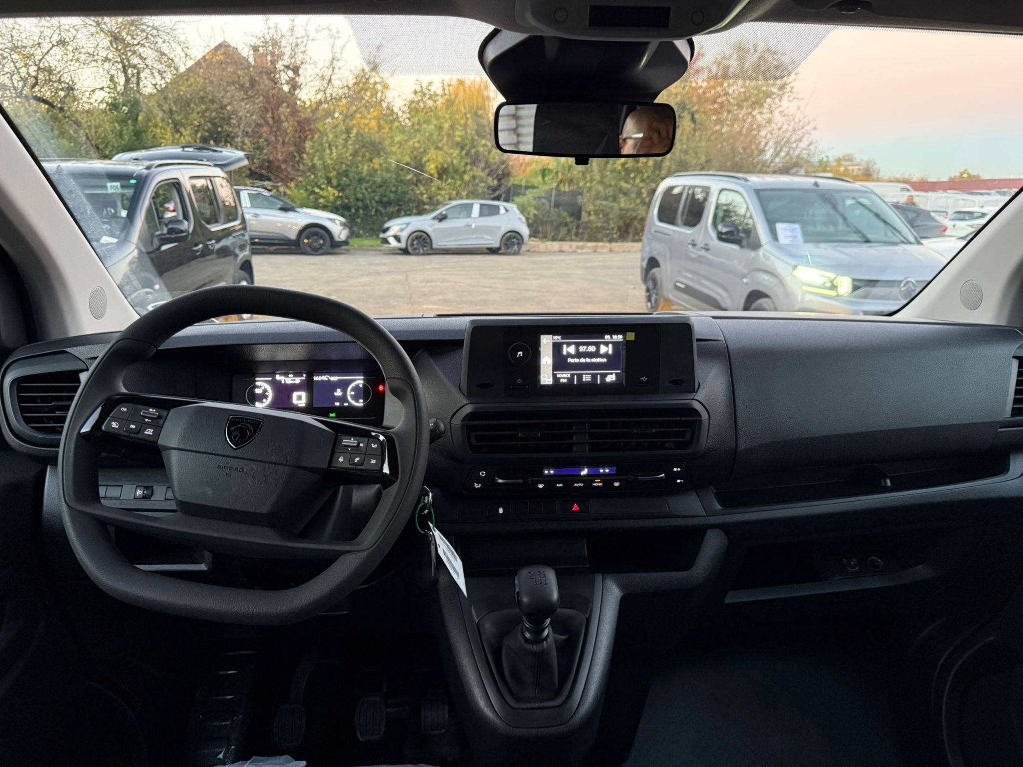 Achat PEUGEOT TRAVELLER COMBI 2.0 HDI 150 CH 9 Places 2026 en France pour importation en Algérie (Neuf). Spécialiste Export -3 ans, CCR, Mujahid chez DJ CAR. Réf 38phc0i