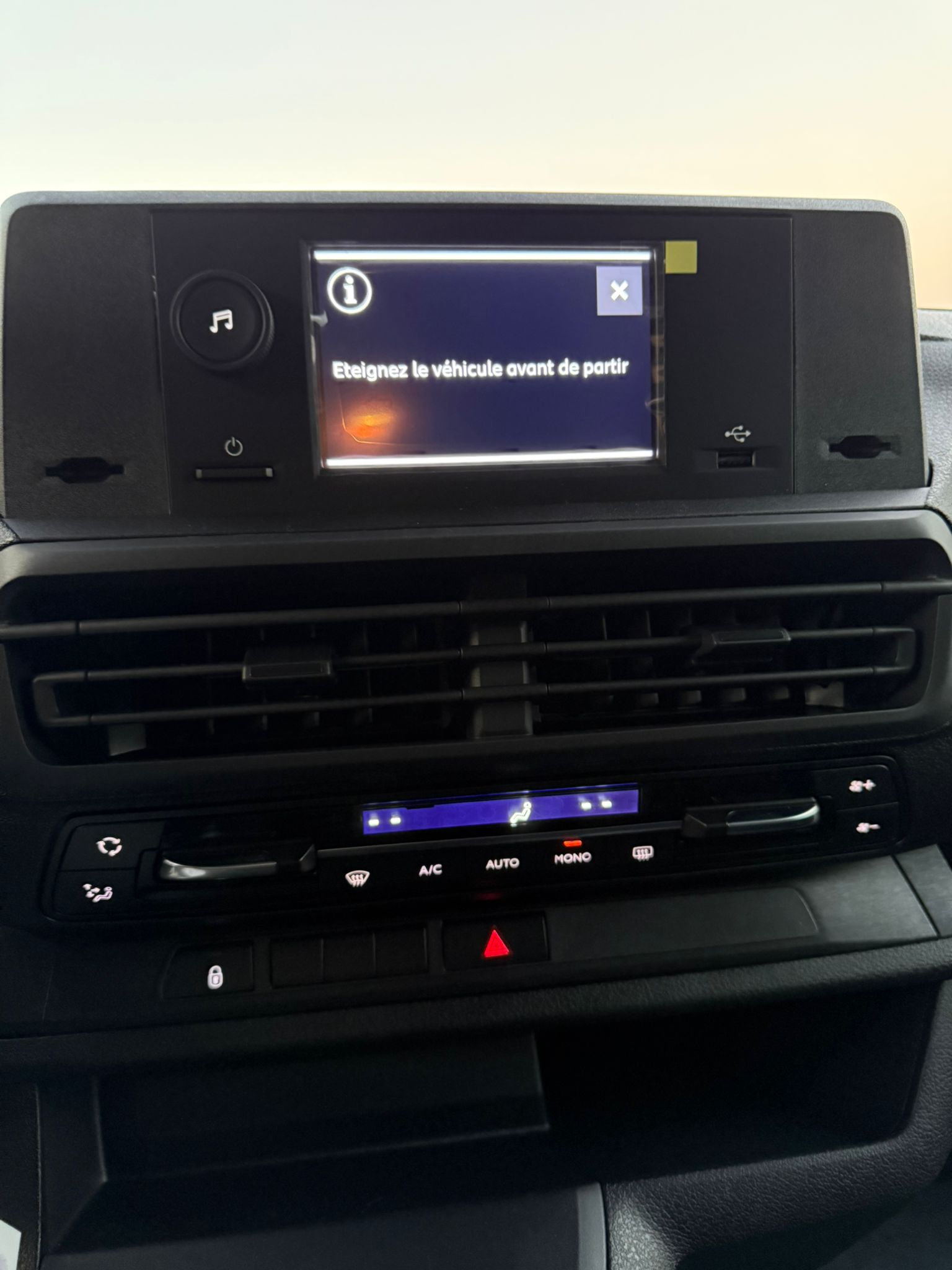 Achat PEUGEOT TRAVELLER COMBI 2.0 HDI 150 CH 9 Places 2026 en France pour importation en Algérie (Neuf). Spécialiste Export -3 ans, CCR, Mujahid chez DJ CAR. Réf 38phc0i