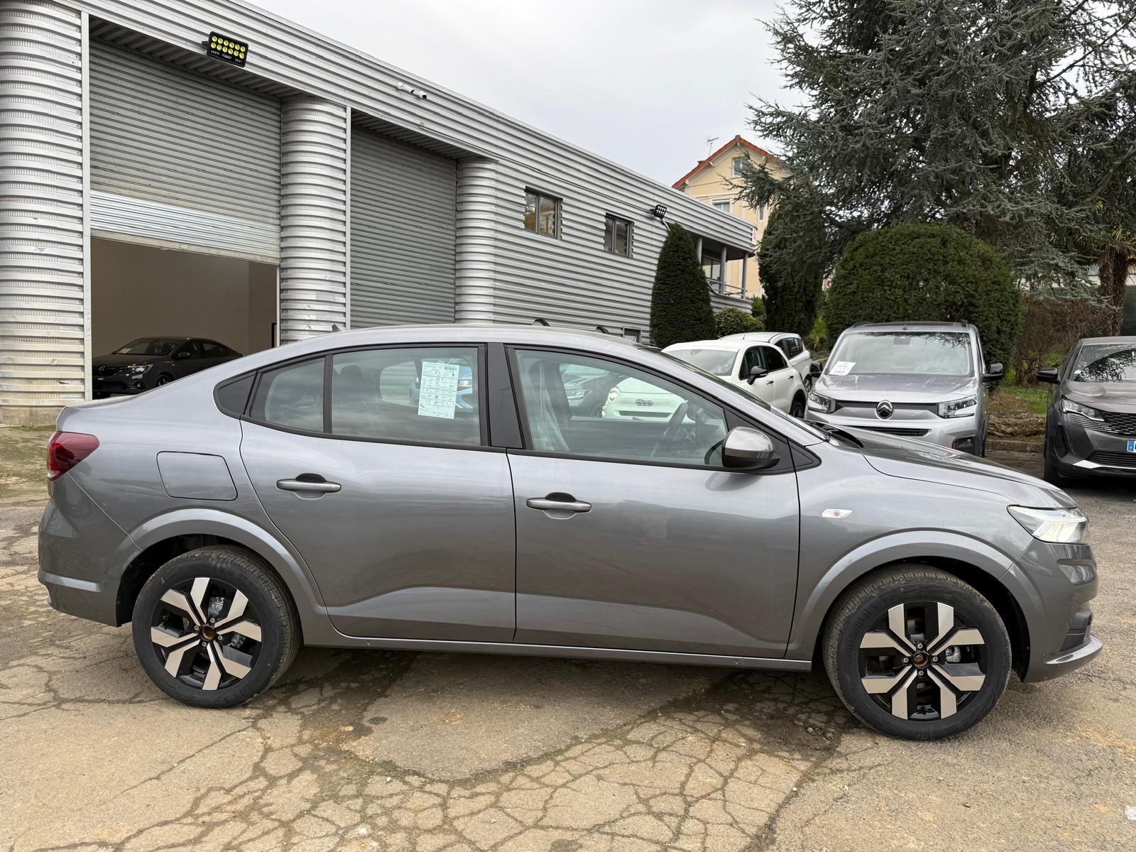 Achat DACIA LOGAN EXPRESSION 1.0 TCE 100 CH 2026 en France pour importation en Algérie (Neuf). Spécialiste Export -3 ans, CCR, Mujahid chez DJ CAR. Réf udlz7e