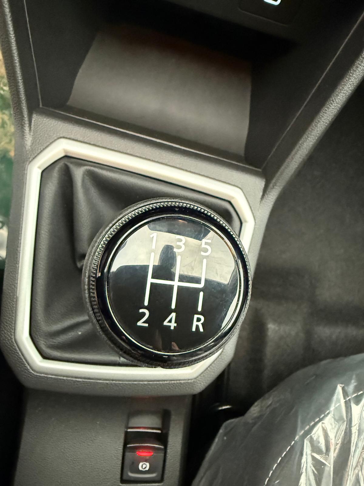 Achat DACIA LOGAN EXPRESSION 1.0 TCE 100 CH 2026 en France pour importation en Algérie (Neuf). Spécialiste Export -3 ans, CCR, Mujahid chez DJ CAR. Réf udlz7e