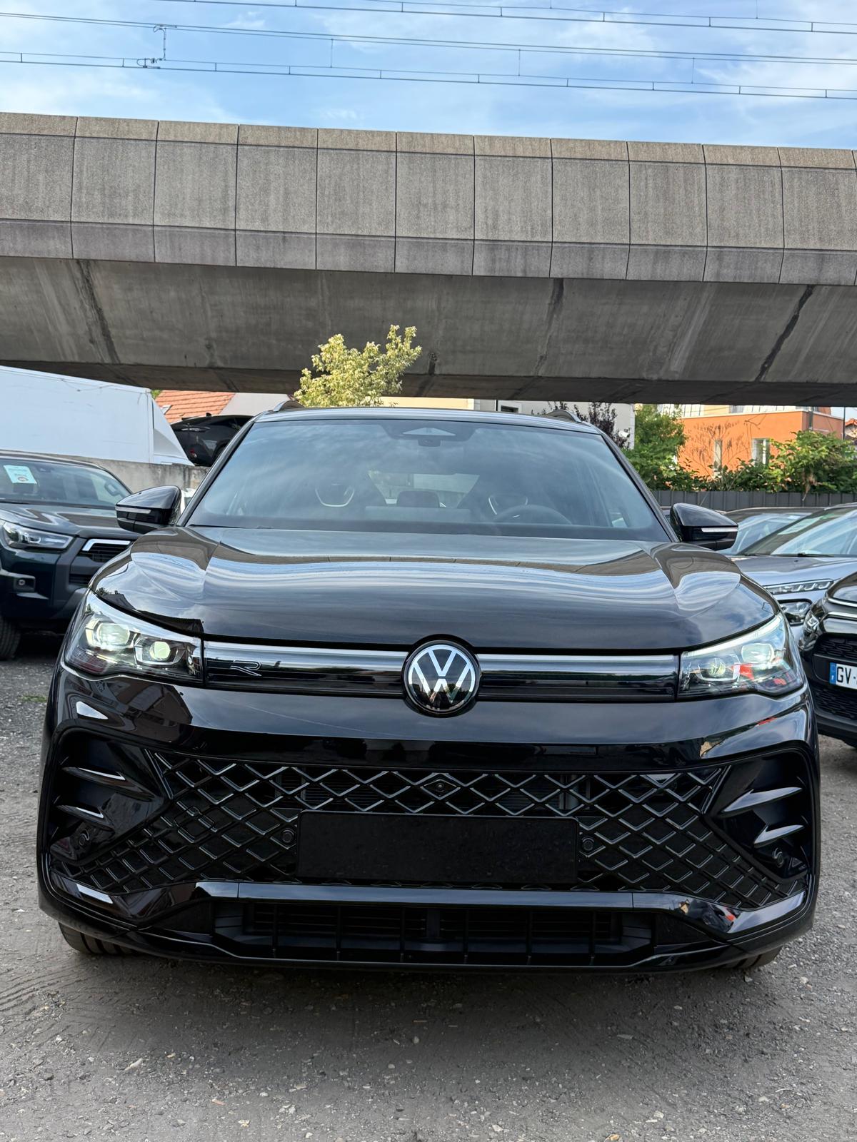 Achat VOLKSWAGEN TIGUAN R-LINE FULL 2.0 TDI 193 CH 4MOTION ALCANTARA 2026 en France pour importation en Algérie (Neuf). Spécialiste Export -3 ans, CCR, Mujahid chez DJ CAR. Réf es0e4w1