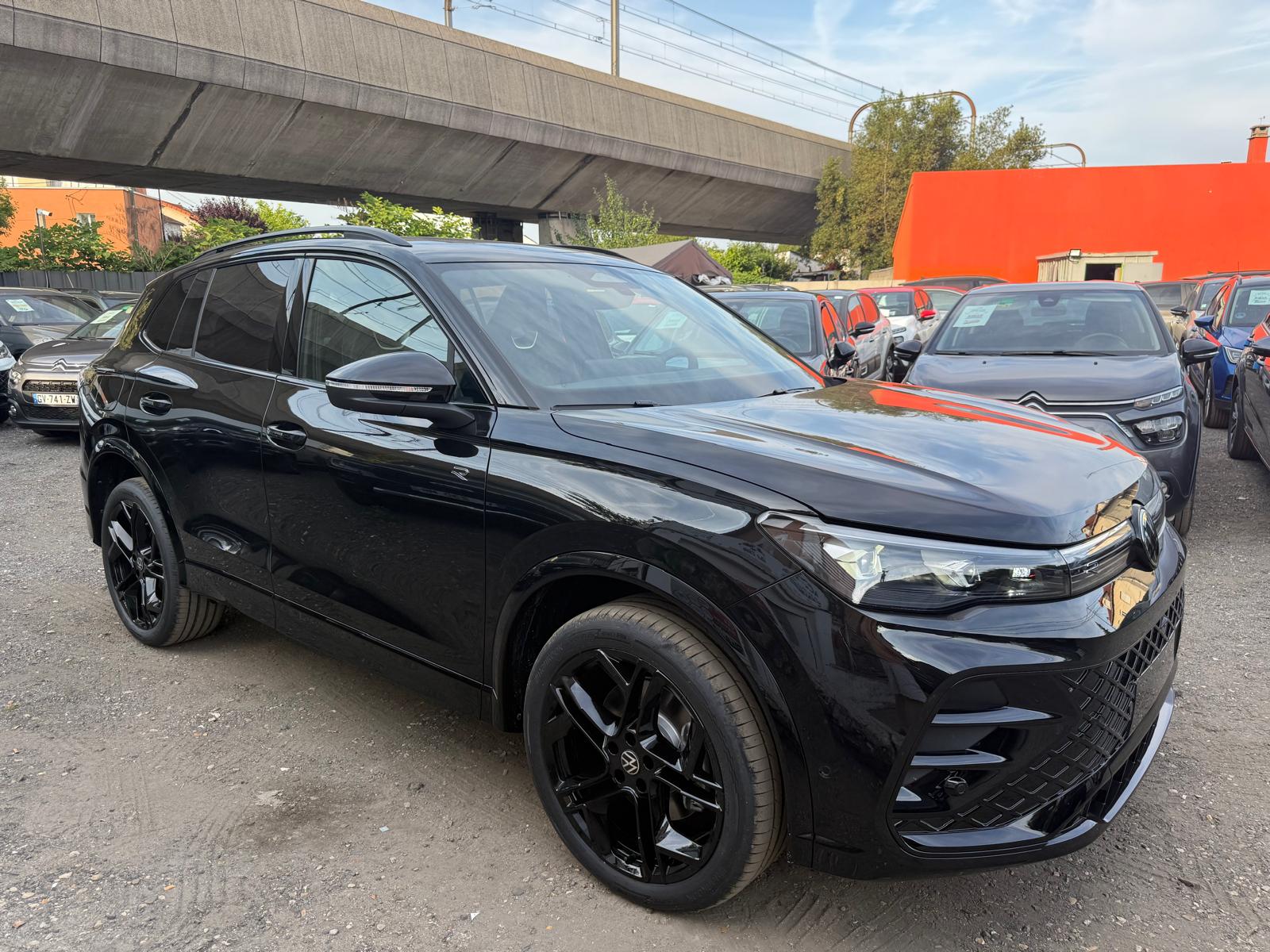 Achat VOLKSWAGEN TIGUAN R-LINE FULL 2.0 TDI 193 CH 4MOTION ALCANTARA 2026 en France pour importation en Algérie (Neuf). Spécialiste Export -3 ans, CCR, Mujahid chez DJ CAR. Réf es0e4w1