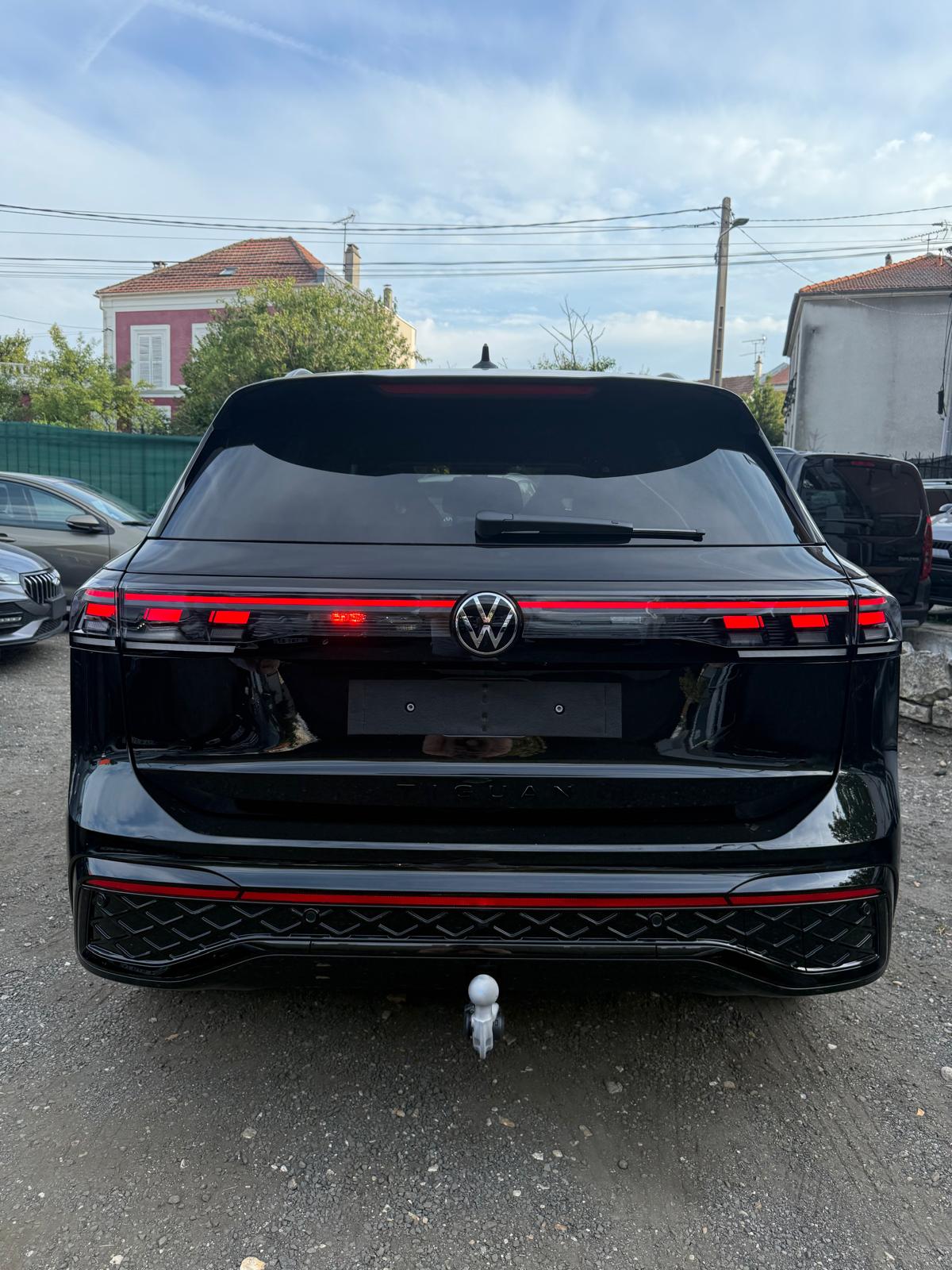 Achat VOLKSWAGEN TIGUAN R-LINE FULL 2.0 TDI 193 CH 4MOTION ALCANTARA 2026 en France pour importation en Algérie (Neuf). Spécialiste Export -3 ans, CCR, Mujahid chez DJ CAR. Réf es0e4w1