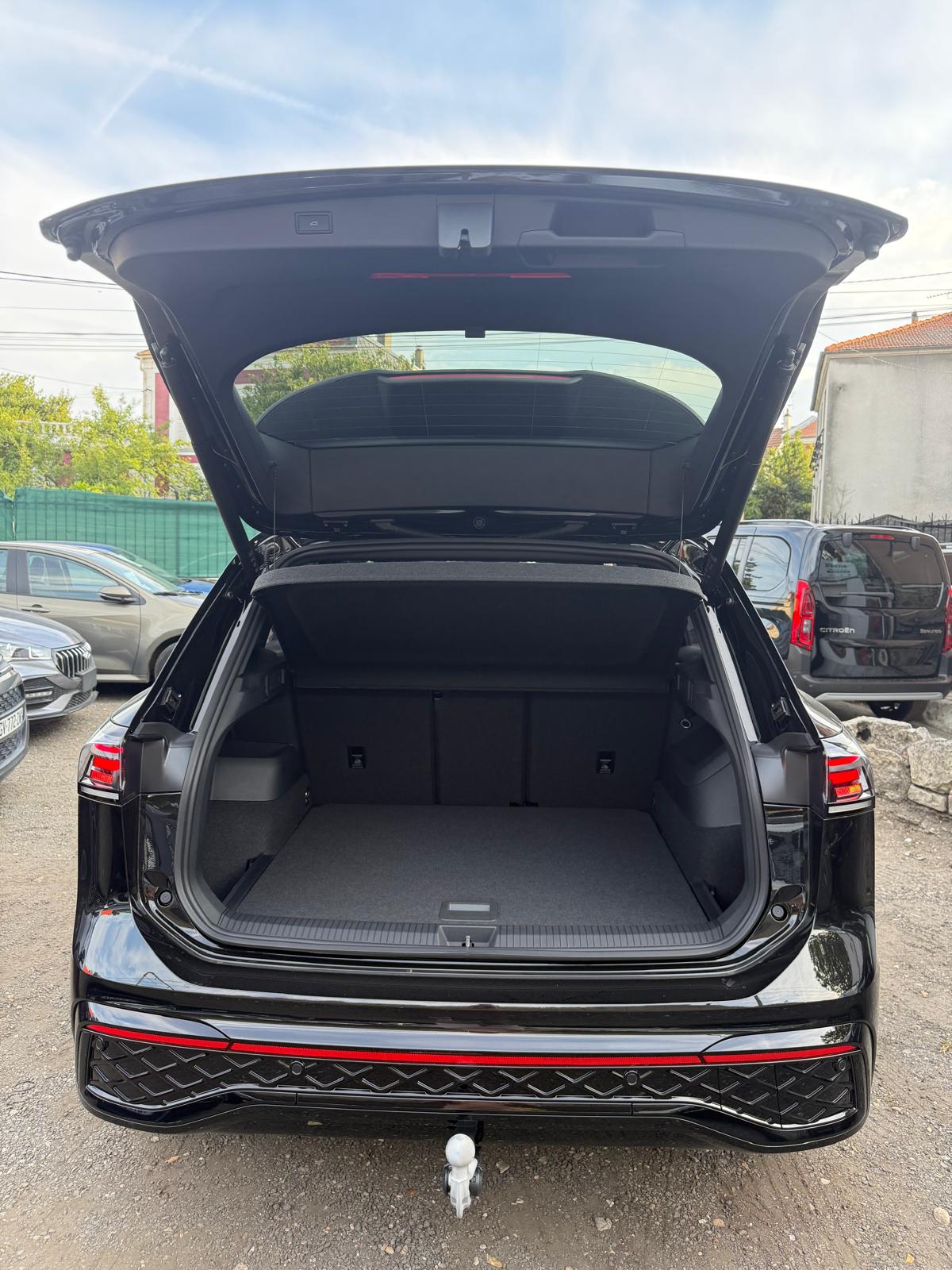 Achat VOLKSWAGEN TIGUAN R-LINE FULL 2.0 TDI 193 CH 4MOTION ALCANTARA 2026 en France pour importation en Algérie (Neuf). Spécialiste Export -3 ans, CCR, Mujahid chez DJ CAR. Réf es0e4w1