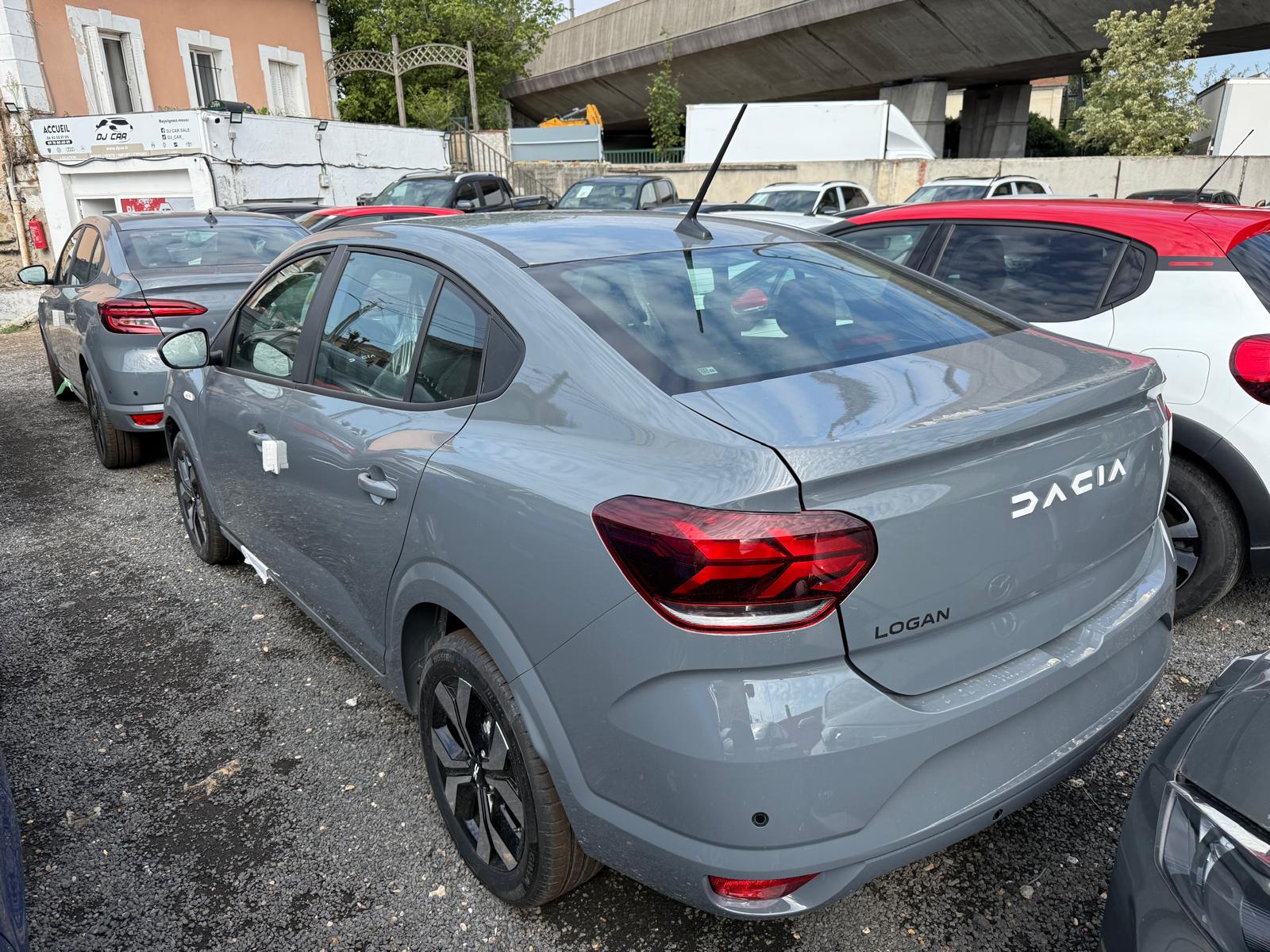 Achat DACIA LOGAN EXPRESSION 1.0 TCE 100 CH 2026 en France pour importation en Algérie (Neuf). Spécialiste Export -3 ans, CCR, Mujahid chez DJ CAR. Réf 11u81wvz