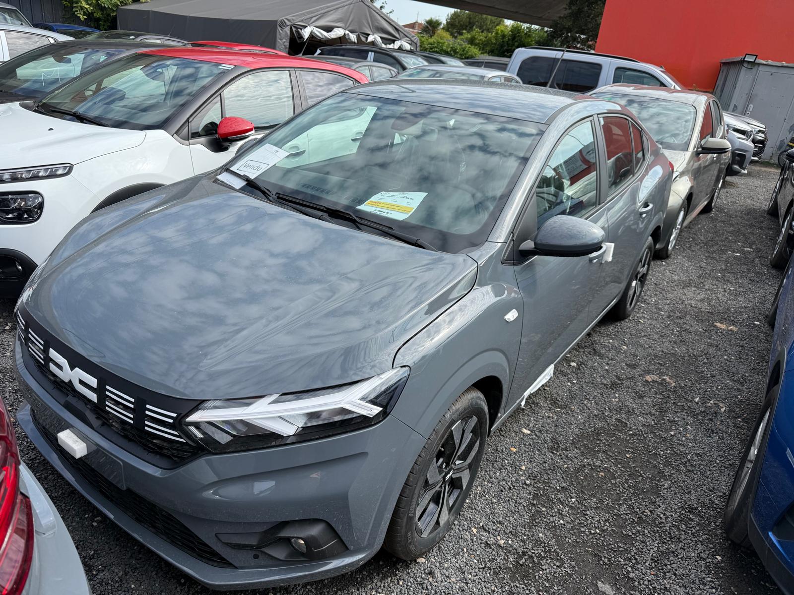 Achat DACIA LOGAN EXPRESSION 1.0 TCE 100 CH 2026 en France pour importation en Algérie (Neuf). Spécialiste Export -3 ans, CCR, Mujahid chez DJ CAR. Réf 11u81wvz