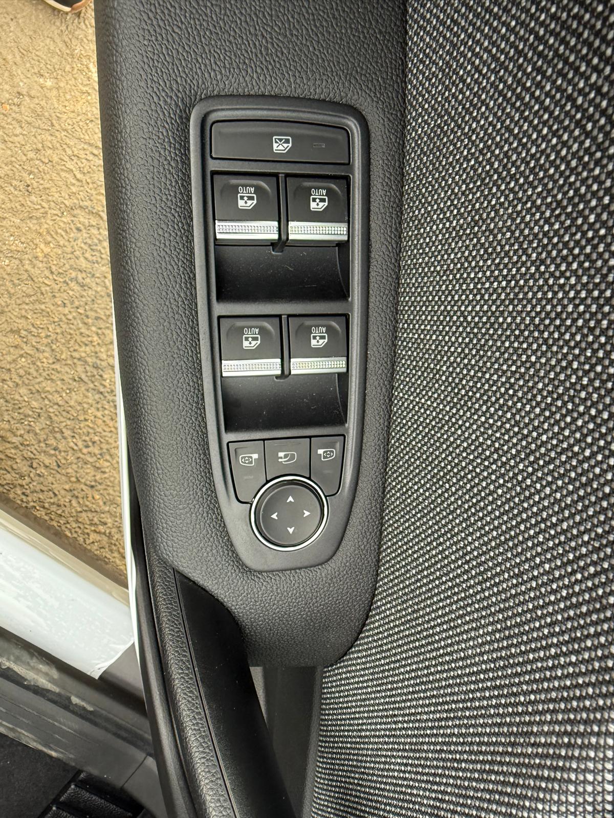 Achat RENAULT CAPTUR TECHNO 1.3 TCE 155 CH BVA TOIT NOIR 2026 en France pour importation en Algérie (Neuf). Spécialiste Export -3 ans, CCR, Mujahid chez DJ CAR. Réf 4e7undj