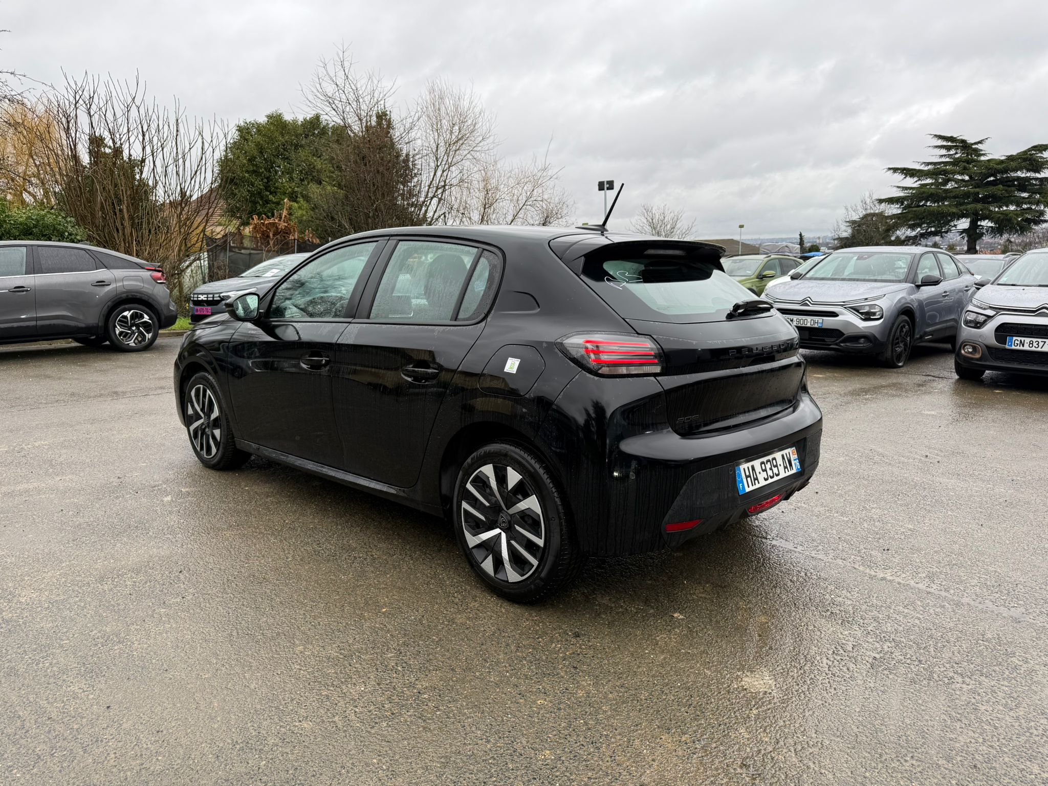 Achat PEUGEOT 208 1.2 PureTech 75 S&S BVM5 Active – 5P 31/10/2024 en France pour importation en Algérie (Occasion). Spécialiste Export -3 ans, CCR, Mujahid chez DJ CAR. Réf wlm8cw9io