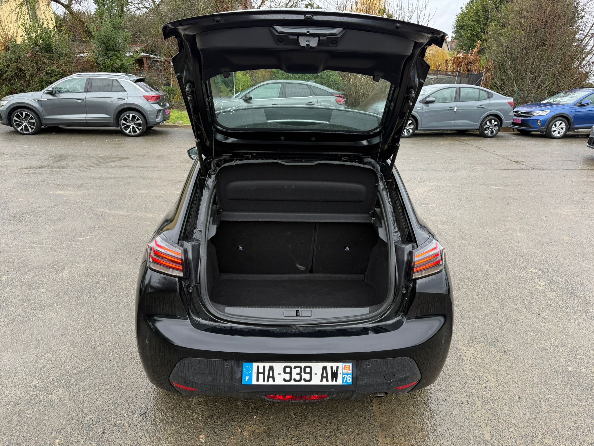 Achat PEUGEOT 208 1.2 PureTech 75 S&S BVM5 Active – 5P 31/10/2024 en France pour importation en Algérie (Occasion). Spécialiste Export -3 ans, CCR, Mujahid chez DJ CAR. Réf wlm8cw9io