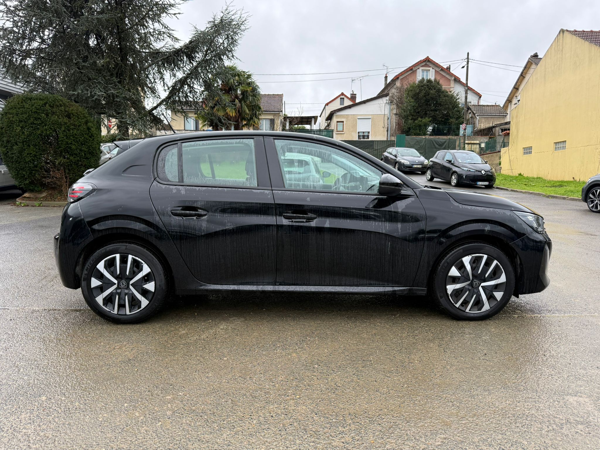 Achat PEUGEOT 208 1.2 PureTech 75 S&S BVM5 Active – 5P 31/10/2024 en France pour importation en Algérie (Occasion). Spécialiste Export -3 ans, CCR, Mujahid chez DJ CAR. Réf wlm8cw9io