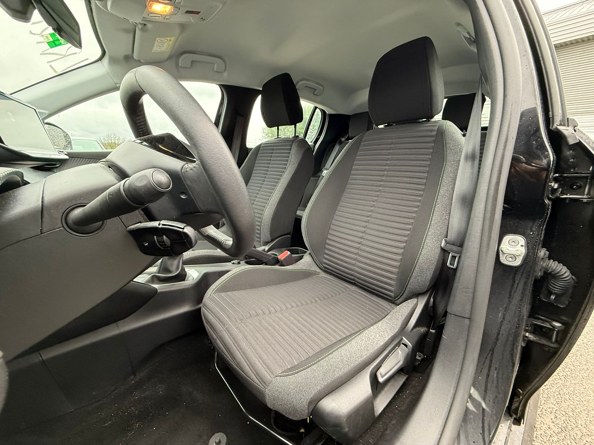 Achat PEUGEOT 208 1.2 PureTech 75 S&S BVM5 Active – 5P 31/10/2024 en France pour importation en Algérie (Occasion). Spécialiste Export -3 ans, CCR, Mujahid chez DJ CAR. Réf wlm8cw9io