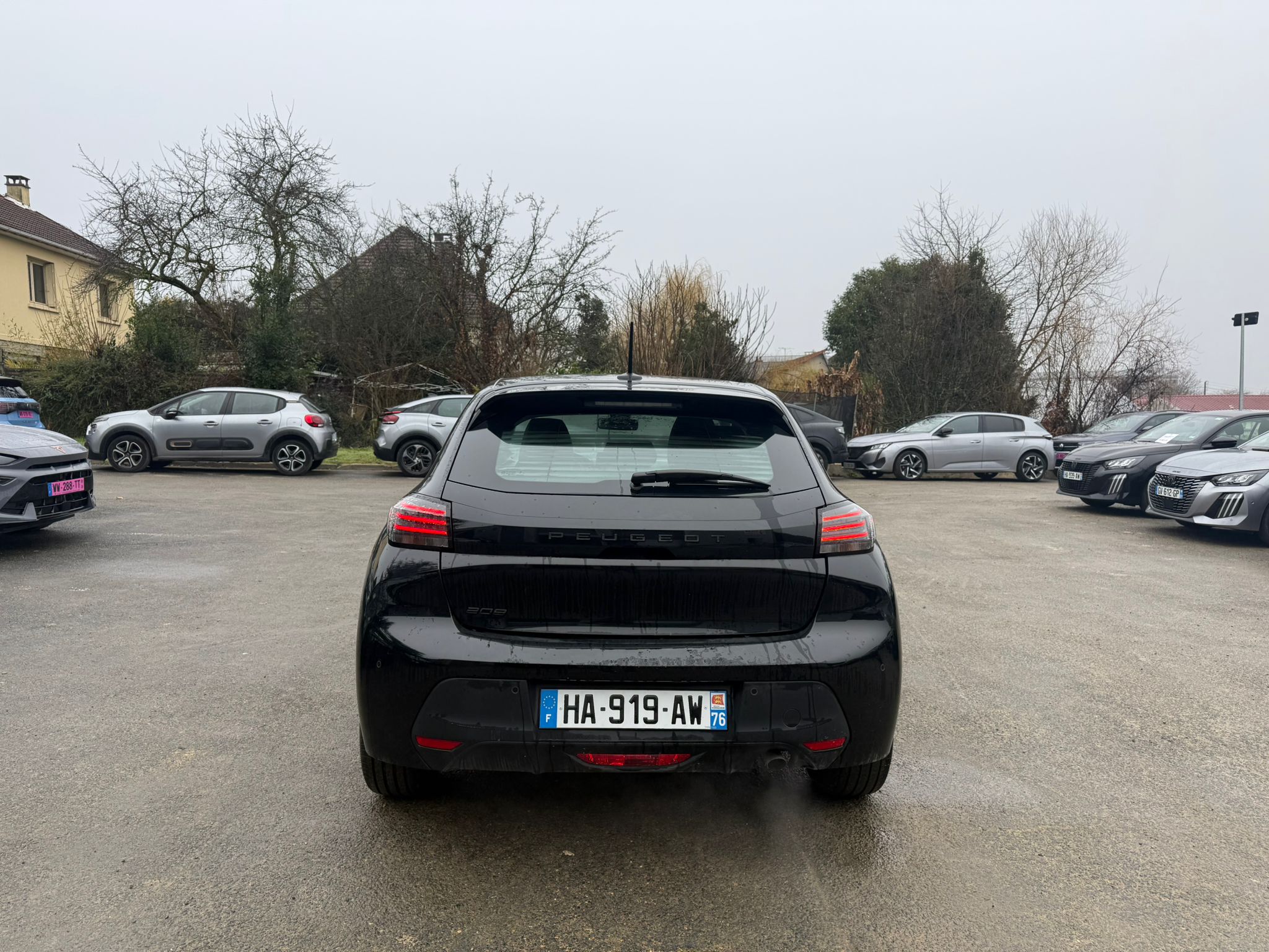 Achat PEUGEOT 208 1.2 PureTech 75 S&S BVM5 Active – 5P 31/10/2024 en France pour importation en Algérie (Occasion). Spécialiste Export -3 ans, CCR, Mujahid chez DJ CAR. Réf 28ziraa