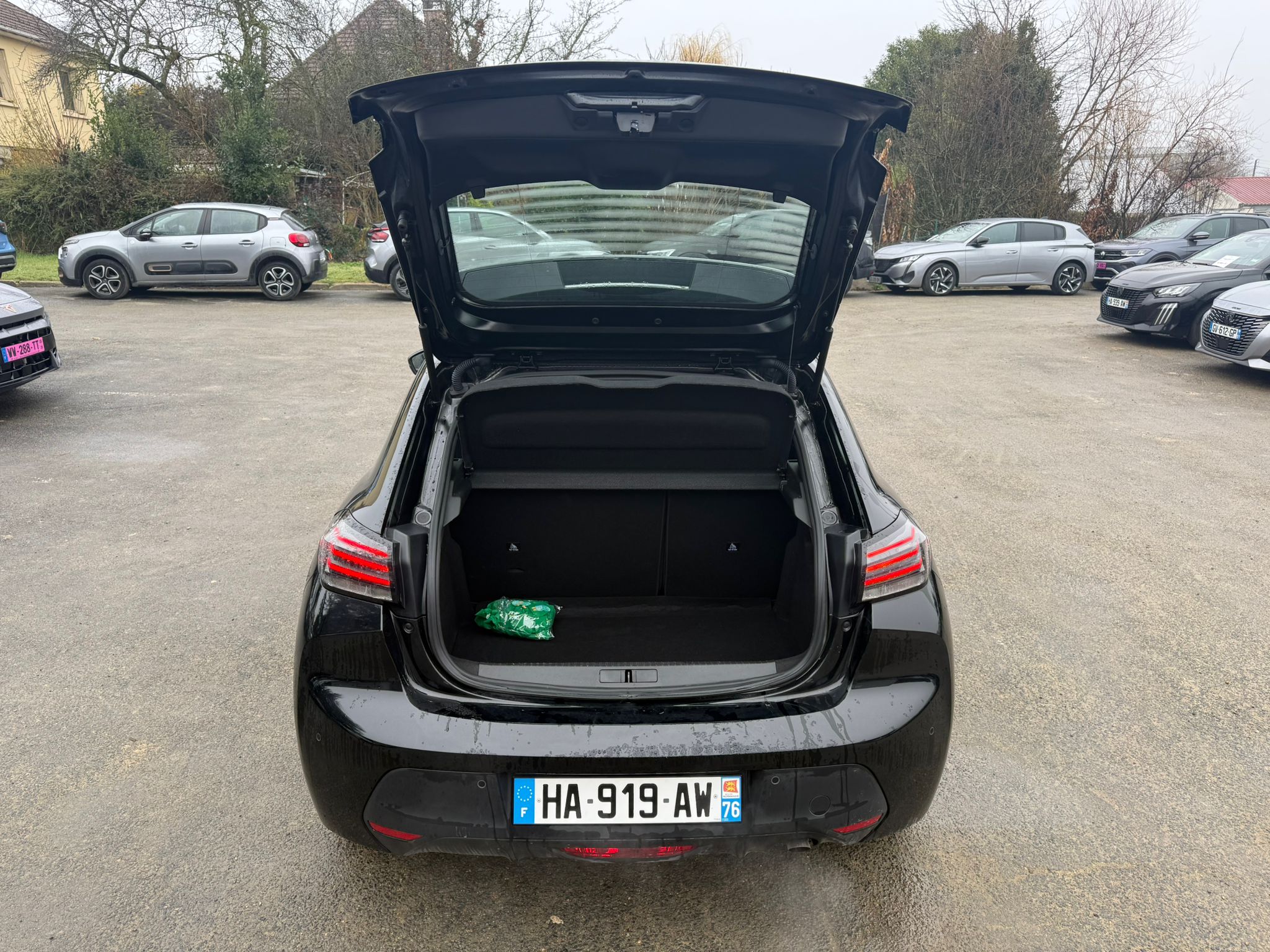 Achat PEUGEOT 208 1.2 PureTech 75 S&S BVM5 Active – 5P 31/10/2024 en France pour importation en Algérie (Occasion). Spécialiste Export -3 ans, CCR, Mujahid chez DJ CAR. Réf 28ziraa