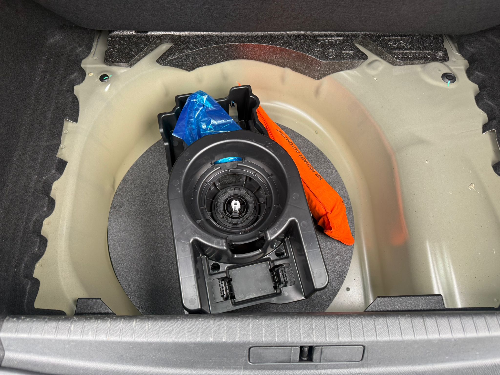 Achat PEUGEOT 208 1.2 PureTech 75 S&S BVM5 Active – 5P 31/10/2024 en France pour importation en Algérie (Occasion). Spécialiste Export -3 ans, CCR, Mujahid chez DJ CAR. Réf 28ziraa