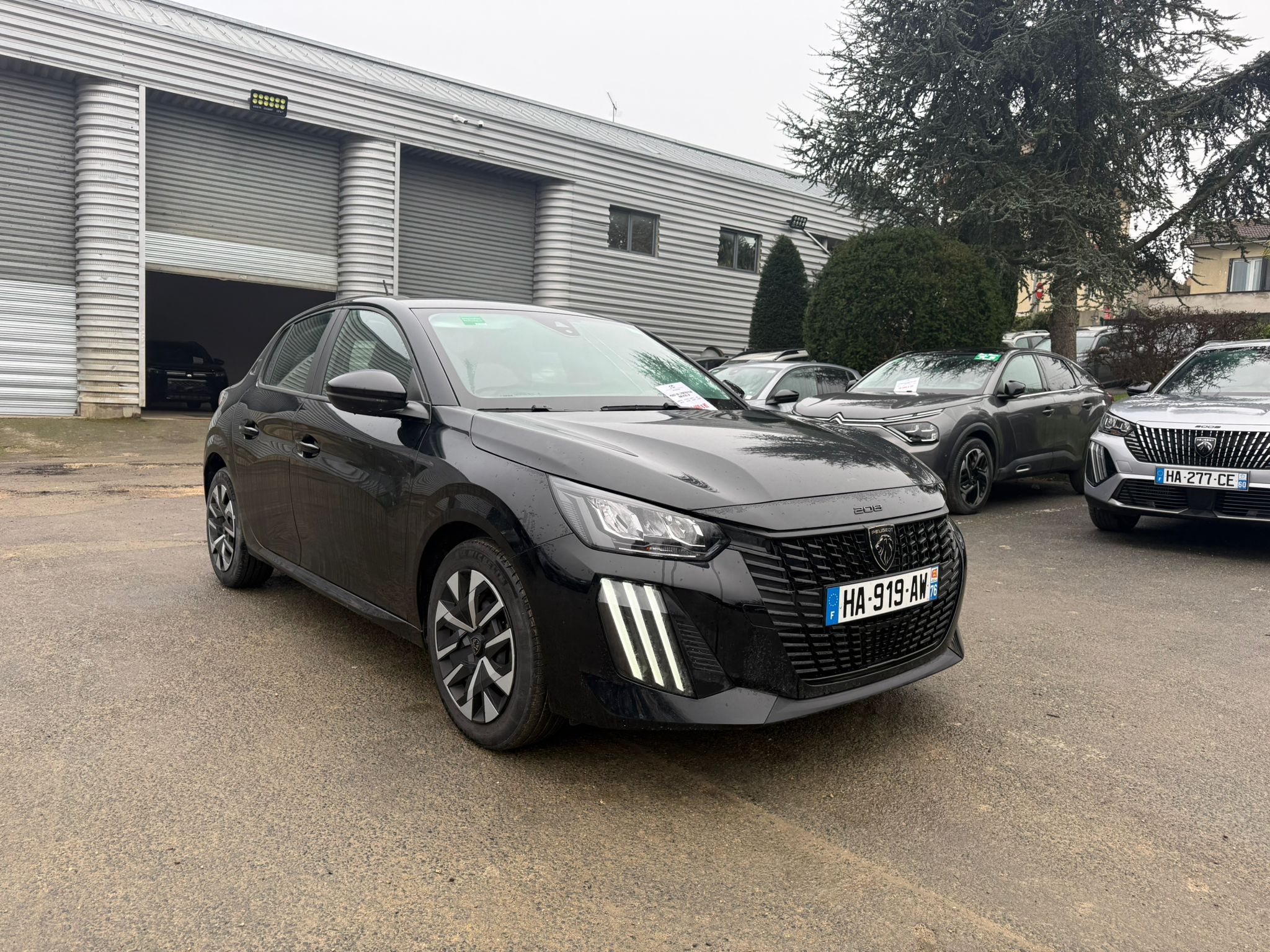 Achat PEUGEOT 208 1.2 PureTech 75 S&S BVM5 Active – 5P 31/10/2024 en France pour importation en Algérie (Occasion). Spécialiste Export -3 ans, CCR, Mujahid chez DJ CAR. Réf 28ziraa