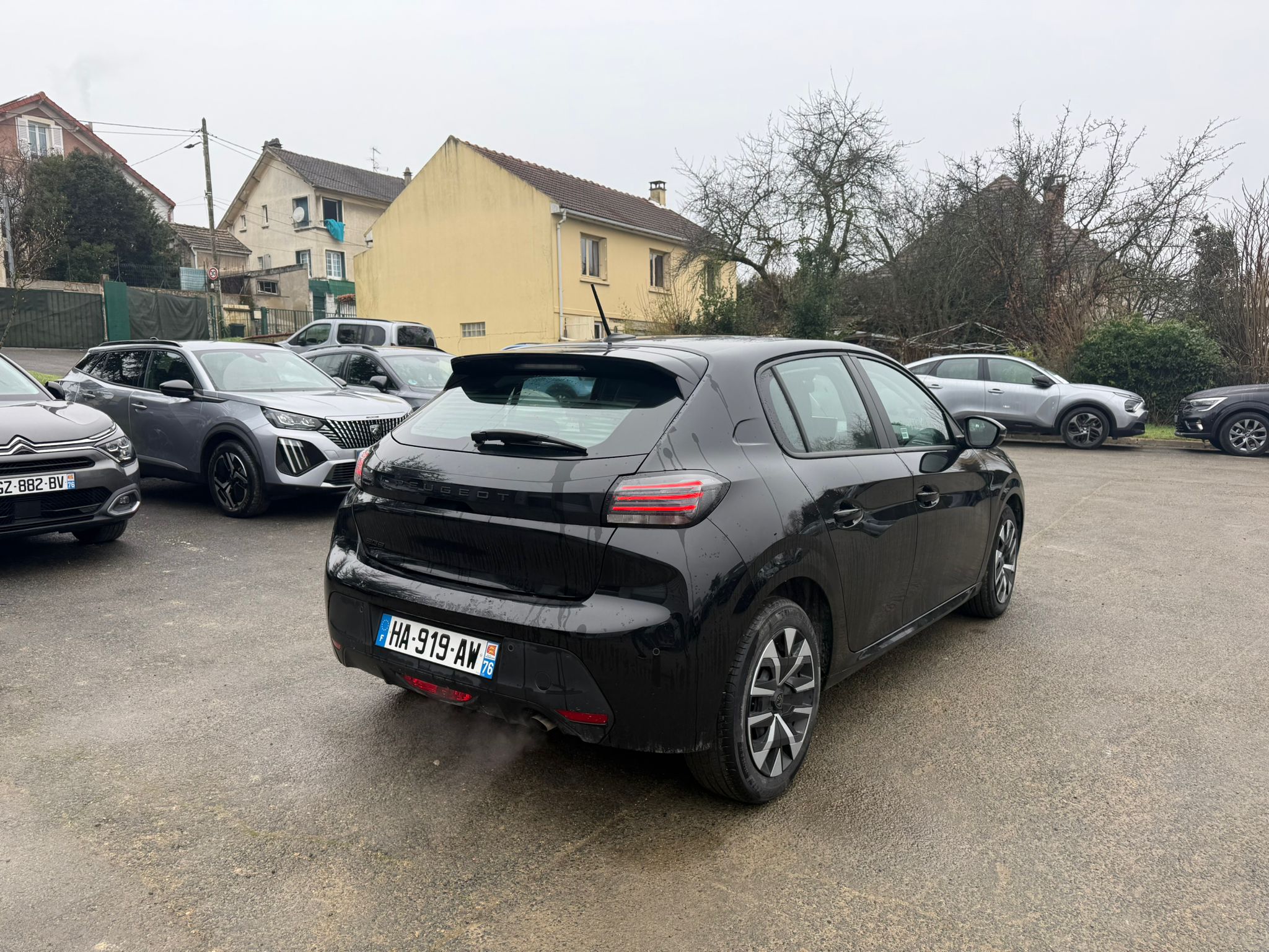 Achat PEUGEOT 208 1.2 PureTech 75 S&S BVM5 Active – 5P 31/10/2024 en France pour importation en Algérie (Occasion). Spécialiste Export -3 ans, CCR, Mujahid chez DJ CAR. Réf 28ziraa