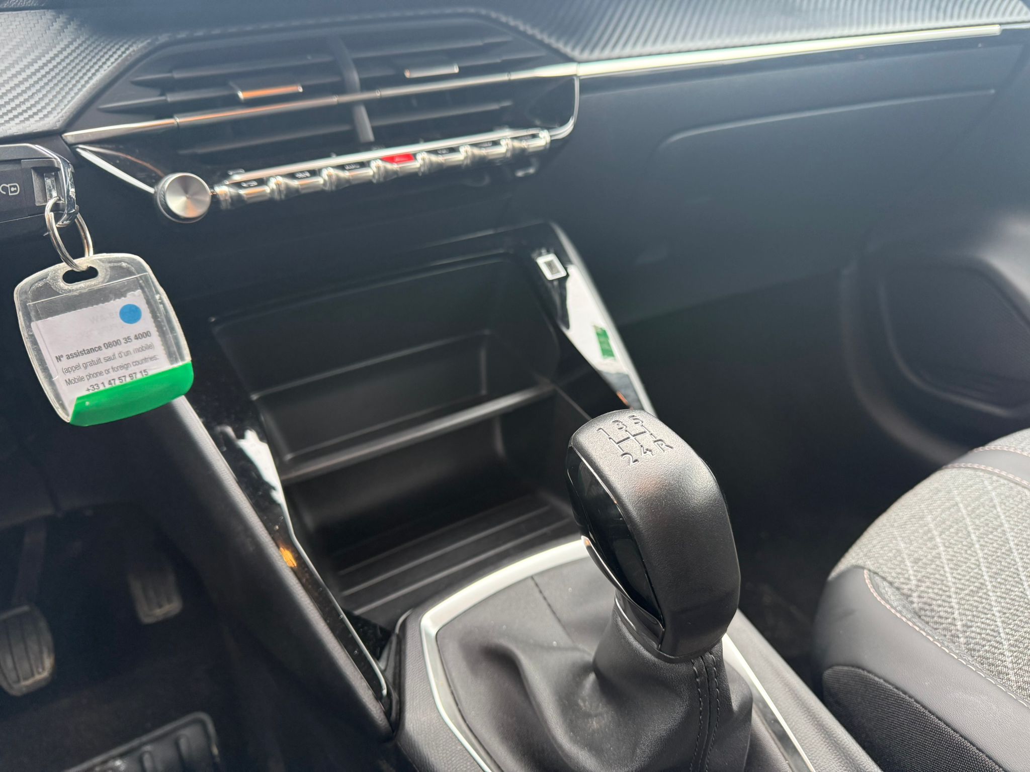 Achat PEUGEOT 208 1.2 PureTech 75 S&S BVM5 Active – 5P 31/10/2024 en France pour importation en Algérie (Occasion). Spécialiste Export -3 ans, CCR, Mujahid chez DJ CAR. Réf 28ziraa