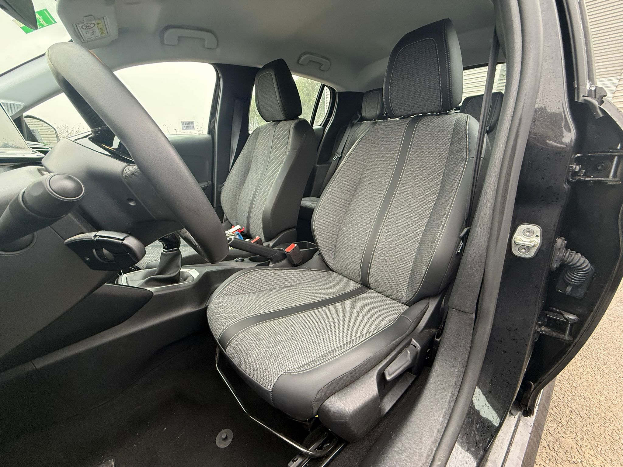 Achat PEUGEOT 208 1.2 PureTech 75 S&S BVM5 Active – 5P 31/10/2024 en France pour importation en Algérie (Occasion). Spécialiste Export -3 ans, CCR, Mujahid chez DJ CAR. Réf 28ziraa