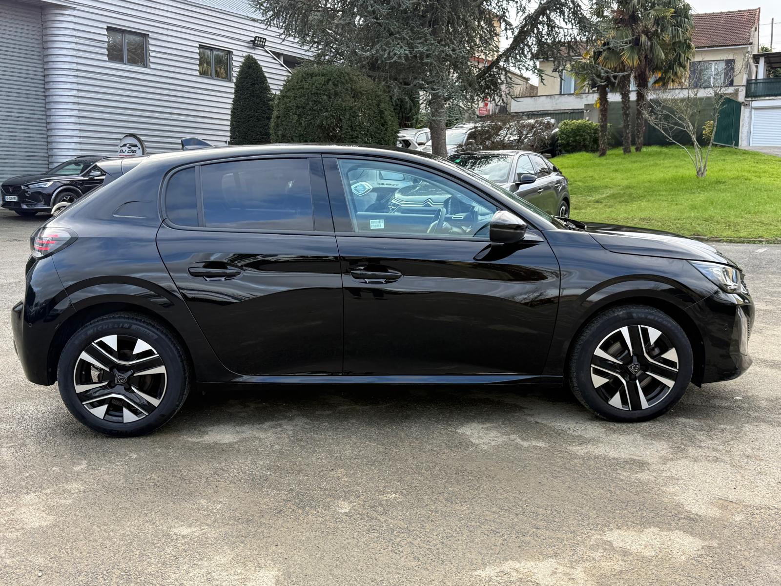 Achat PEUGEOT 208 1.2 PureTech 100 S&S BVM6 Allure – 5P 08/03/2024 en France pour importation en Algérie (Occasion). Spécialiste Export -3 ans, CCR, Mujahid chez DJ CAR. Réf 6we4719k