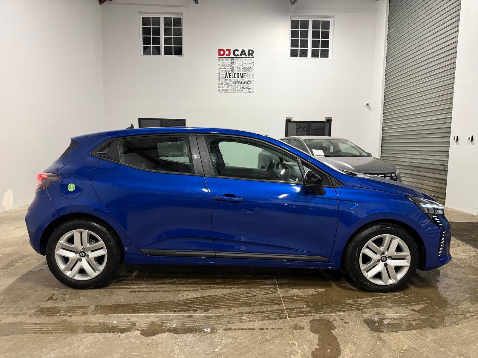 Achat RENAULT CLIO V 1.0 TCe 90 ch Phase 2 Evolution – BVM6 – 5P 16/04/2025 en France pour importation en Algérie (Occasion). Spécialiste Export -3 ans, CCR, Mujahid chez DJ CAR. Réf m9lfvdt